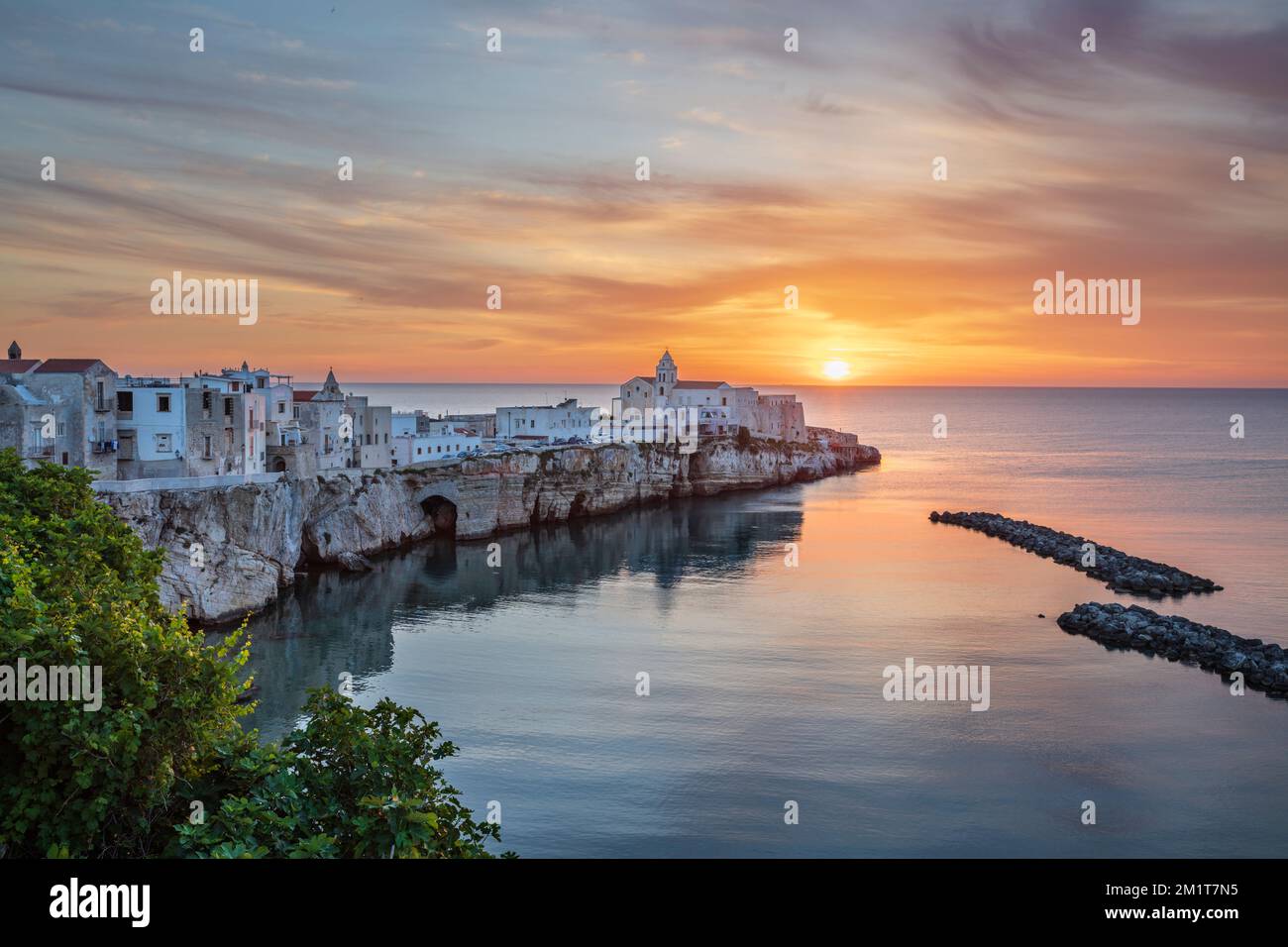 La vieille ville sur le promontoire au lever du soleil, Vieste, péninsule de Gargano, province de Foggia, Puglia, Italie, Europe Banque D'Images