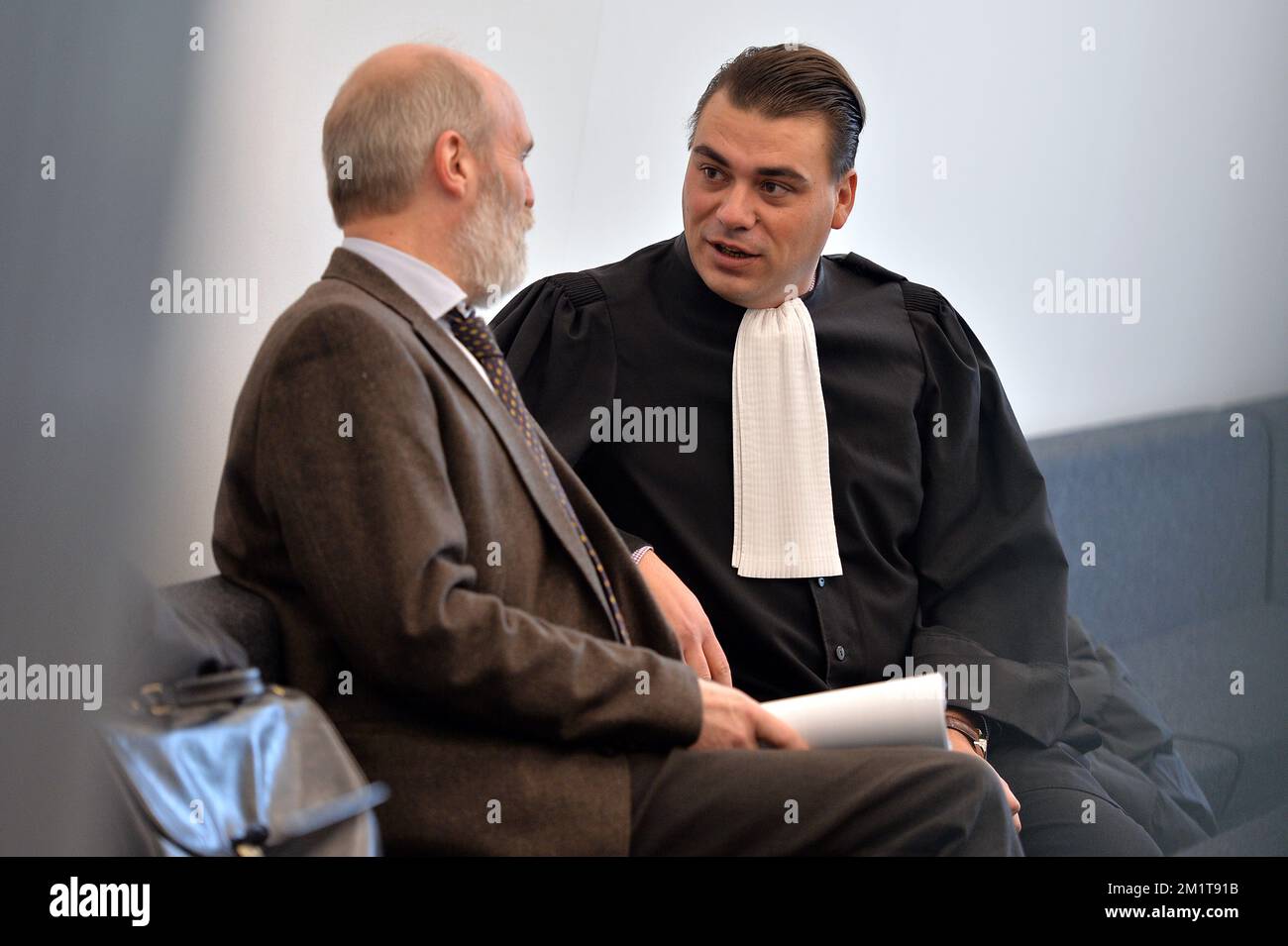 20131125 - GAND, BELGIQUE: Le dircetor du BBI-ISI Karel Anthonissen et l'avocat Bruno Cardoen photographiés avant le procès du commissaire européen Karel de Gucht, accusé de fraude fiscale, devant le tribunal de première instance de Gand, le lundi 25 novembre 2013. Le BBI-ISI, inspection fiscale spéciale, a examiné les comptes bancaires de de Gucht et de son épouse dans le cadre d'une enquête. Le BBI-ISI accuse de Gucht de ne pas avoir payé d'impôt sur les bénéfices tirés des actions. BELGA PHOTO DAVID STOCKMAN Banque D'Images