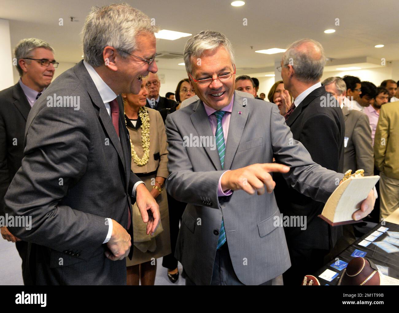 20131126 - MUMBAI, INDE: Le ministre-président flamand Kris Peeters et le vice-premier ministre et ministre des Affaires étrangères Didier Reynders photographiés lors d'une visite du laboratoire de diamants de HRD Anvers à Mumbai, Inde, le mardi 26 novembre 2013, le troisième jour d'une mission économique de la princesse belge Astrid en Inde. BELGA PHOTO ERIC LALMAND Banque D'Images