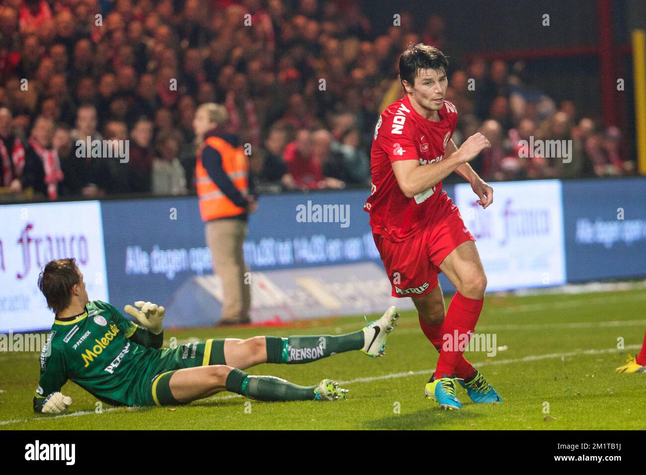 20131201 - KORTRIJK, BELGIQUE: Stijn Desmet de Courtrijk célèbre après avoir marqué le match de la Jupiler Pro League entre Kortrijk et Zulte Waregem, à Kortrijk, le dimanche 01 décembre 2013, le jour 17 du championnat belge de football. BELGA PHOTO KURT DESPLENTER Banque D'Images