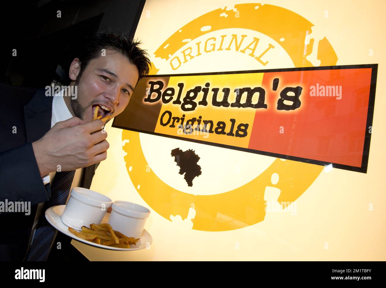20131204 - HONG KONG, CHINE : Waedong, directeur des opérations de la Belgique Original Ltd, mange donc des frites belges lors de la cérémonie d'ouverture du restaurant original belge à Hong Kong le deuxième jour d'une mission économique à l'occasion de l'événement « Hong Kong Business of Design week (BoDW) » à Hong Kong, Région administrative spéciale de la République populaire de Chine, mercredi 04 décembre 2013. La reine Mathilde de Belgique est rejointe par les ministres des différentes régions pour la mission. BELGA PHOTO BENOIT DOPPAGNE Banque D'Images