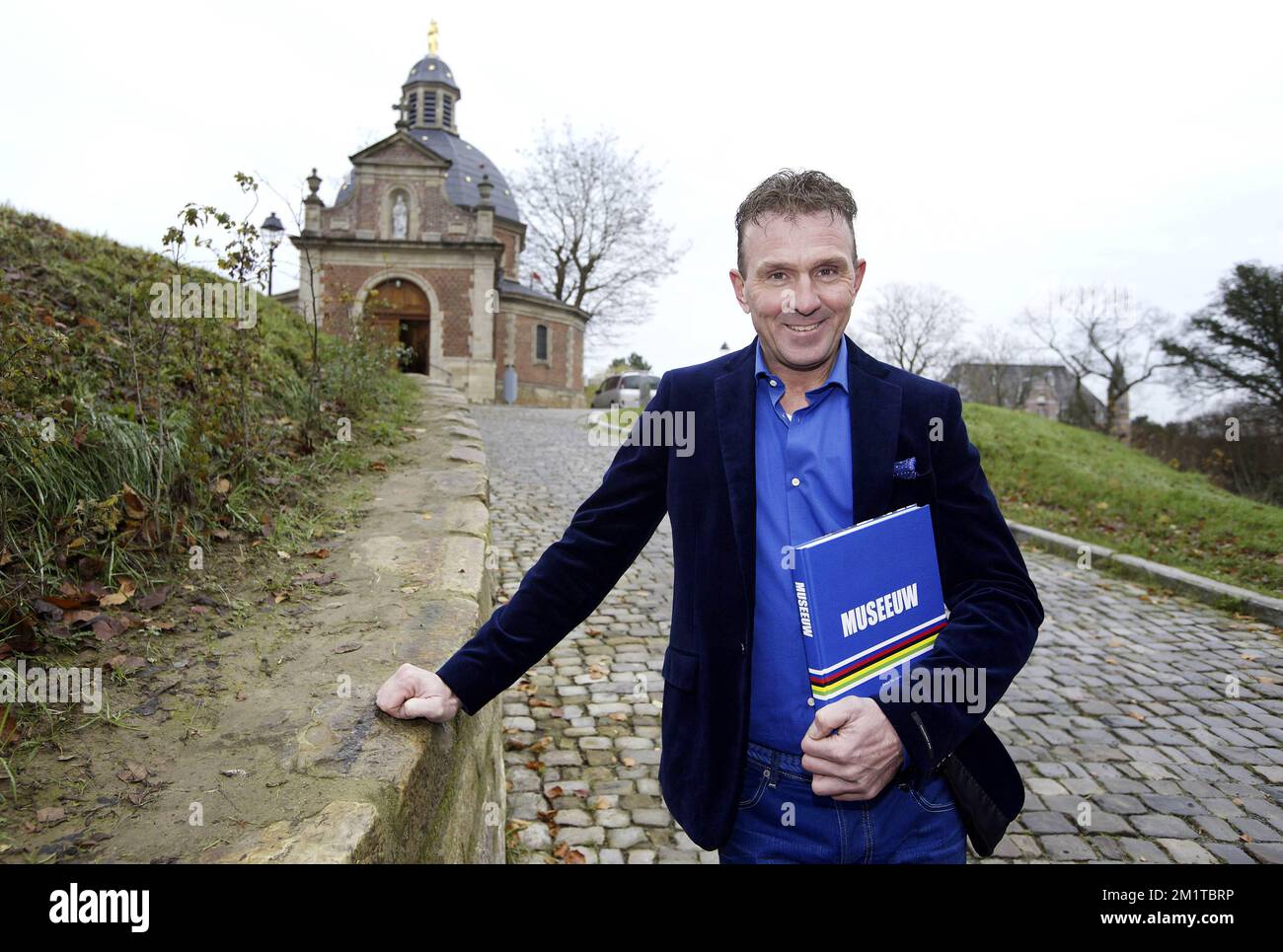 20131205 - GERAARDSBERGEN, BELGIQUE: Ancien cycliste belge Johan Museeuw photographié lors de la présentation du livre 'Johan Museeuw' dans la chapelle au sommet du Muur van Geraardsbergen, à Geraardsbergen, jeudi 05 décembre 2013. C'est le deuxième livre de Museueuw, après le premier livre 'Museueuw spreekt'. BELGA PHOTO NICOLAS MATERLINCK Banque D'Images