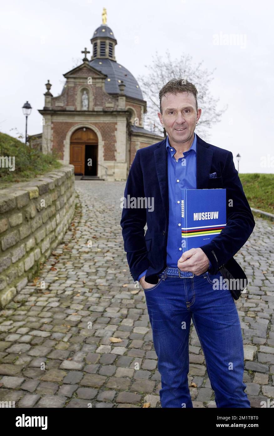 20131205 - GERAARDSBERGEN, BELGIQUE: Ancien cycliste belge Johan Museeuw photographié lors de la présentation du livre 'Johan Museeuw' dans la chapelle au sommet du Muur van Geraardsbergen, à Geraardsbergen, jeudi 05 décembre 2013. C'est le deuxième livre de Museueuw, après le premier livre 'Museueuw spreekt'. BELGA PHOTO NICOLAS MATERLINCK Banque D'Images