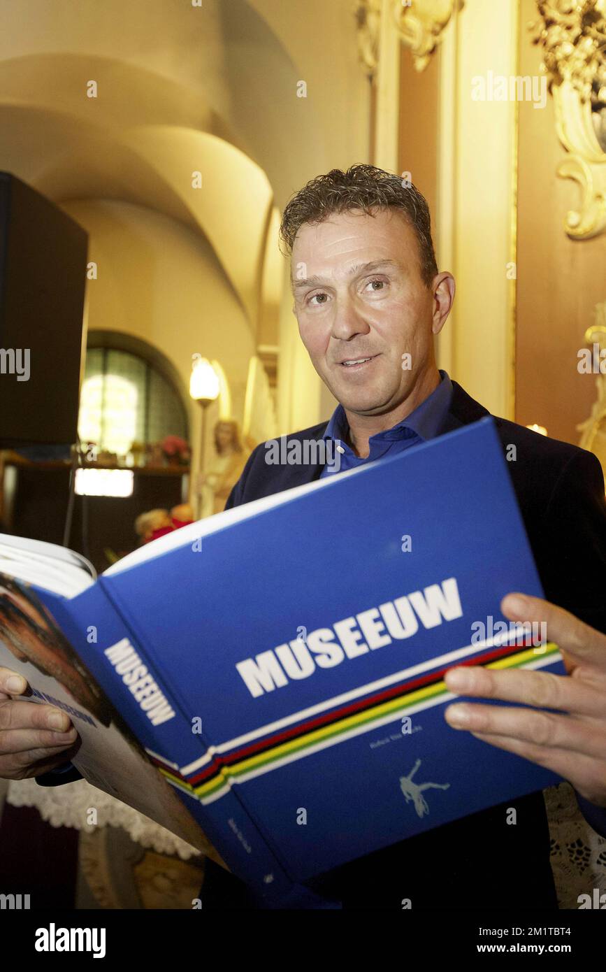 20131205 - GERAARDSBERGEN, BELGIQUE: Ancien cycliste belge Johan Museeuw photographié lors de la présentation du livre 'Johan Museeuw' dans la chapelle au sommet du Muur van Geraardsbergen, à Geraardsbergen, jeudi 05 décembre 2013. C'est le deuxième livre de Museueuw, après le premier livre 'Museueuw spreekt'. BELGA PHOTO NICOLAS MATERLINCK Banque D'Images