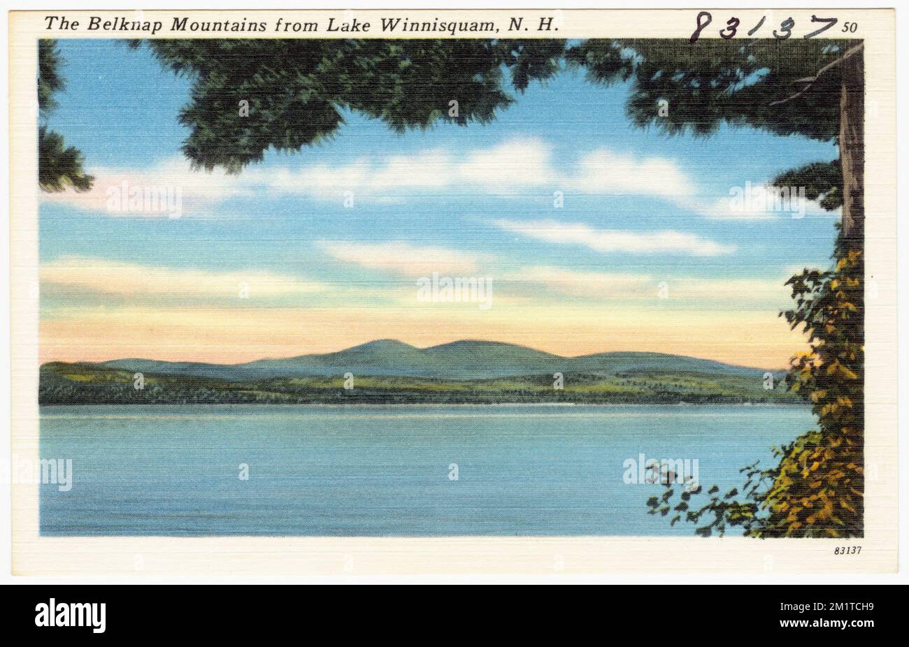 Les montagnes Belknap depuis le lac Winnisquam, N.H. , Lacs et étangs, montagnes, Collection des frères Tichnor, cartes postales des États-Unis Banque D'Images