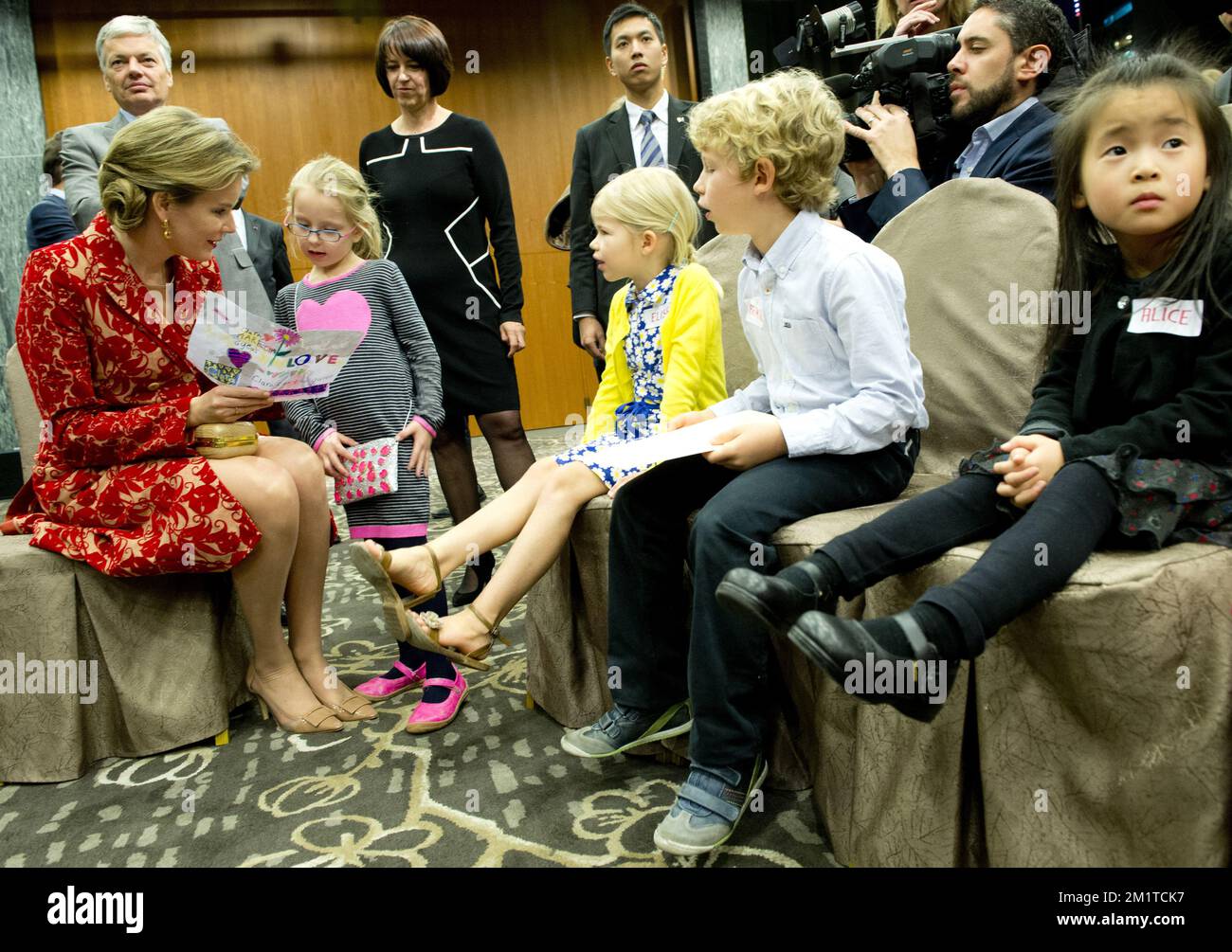 20131206 - HONG KONG, CHINE : la reine Mathilde de Belgique rencontre des enfants belges avant une réception avec la communauté belge et les VIP de Hong Kong le quatrième jour d'une mission économique à l'occasion de l'événement « Hong Kong Business of Design week (BoDW) » à Hong Kong, Région administrative spéciale de la République populaire de Chine, vendredi 06 décembre 2013. La reine Mathilde de Belgique est rejointe par les ministres des différentes régions pour la mission. BELGA PHOTO BENOIT DOPPAGNE Banque D'Images