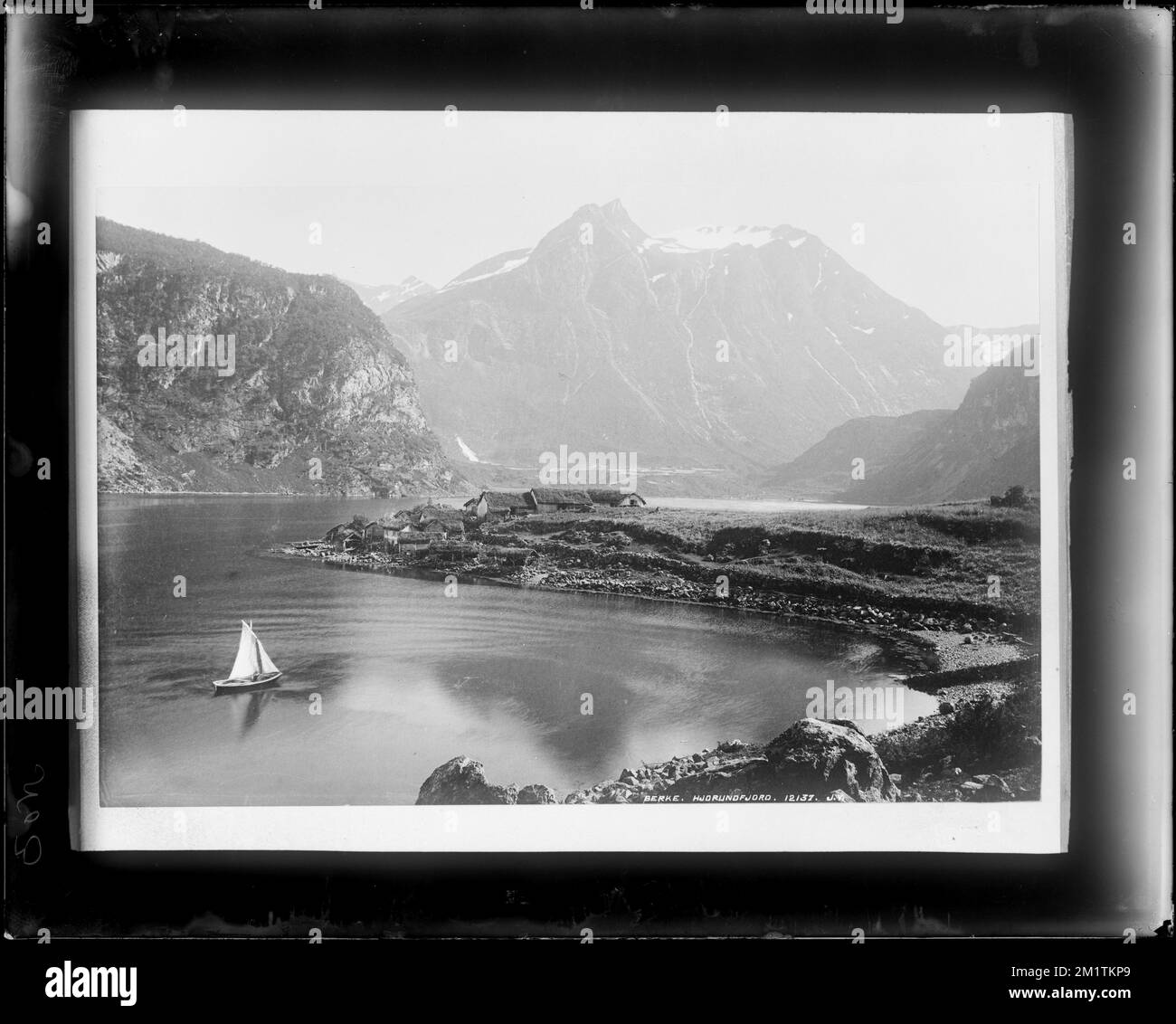 Berke, Hjorundfjord, vues , Bateaux, logements. Collection de négatifs sur plaque de verre de Frank cousins Banque D'Images