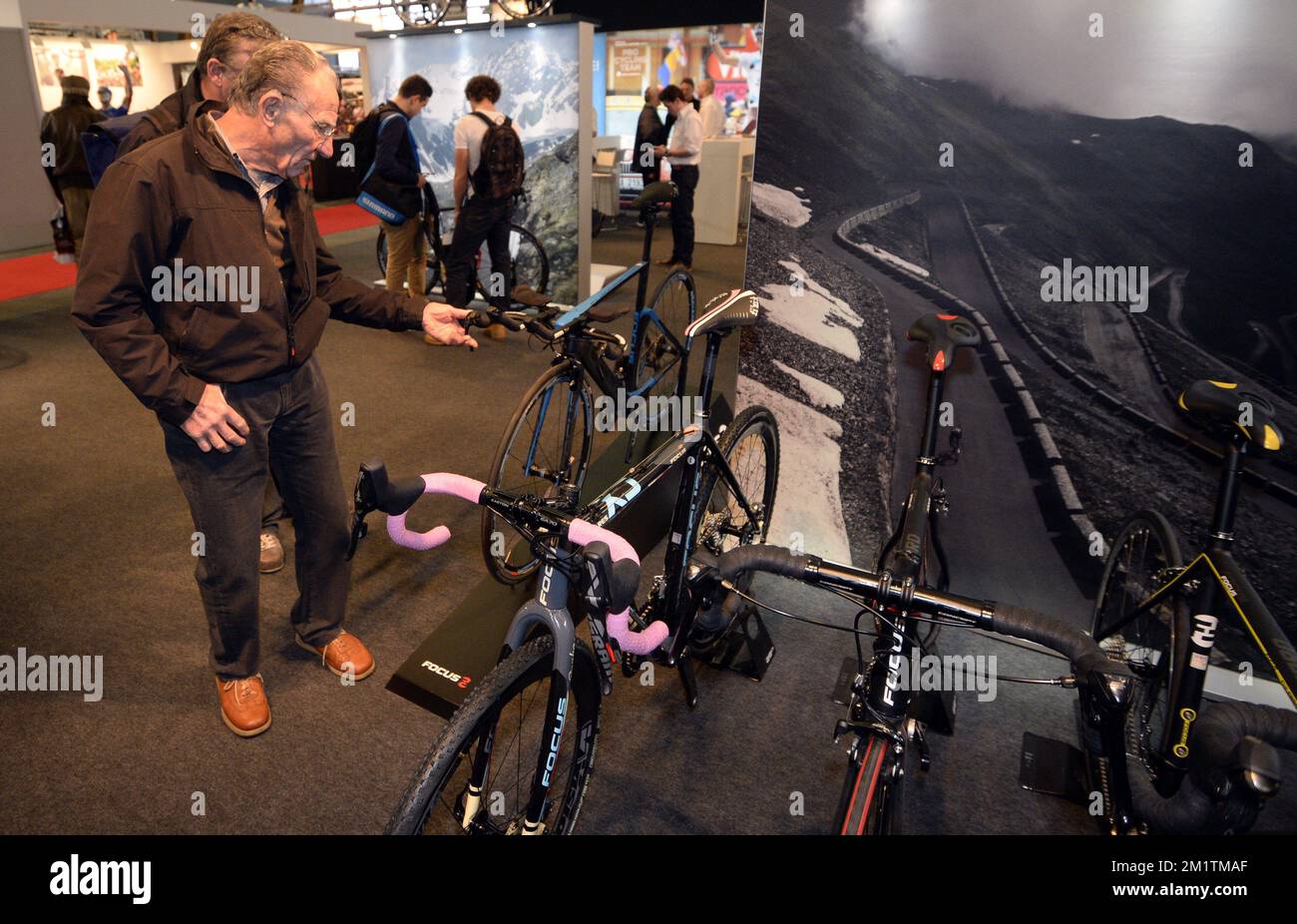 20140117 - KORTRIJK, BELGIQUE: L'illustration montre des personnes qui  testent des vélos électroniques lors de l'ouverture du salon Vélofollies à  Kortrijk, vendredi 17 janvier 2014. BELGA PHOTO ERIC LALMAND Photo Stock -  Alamy