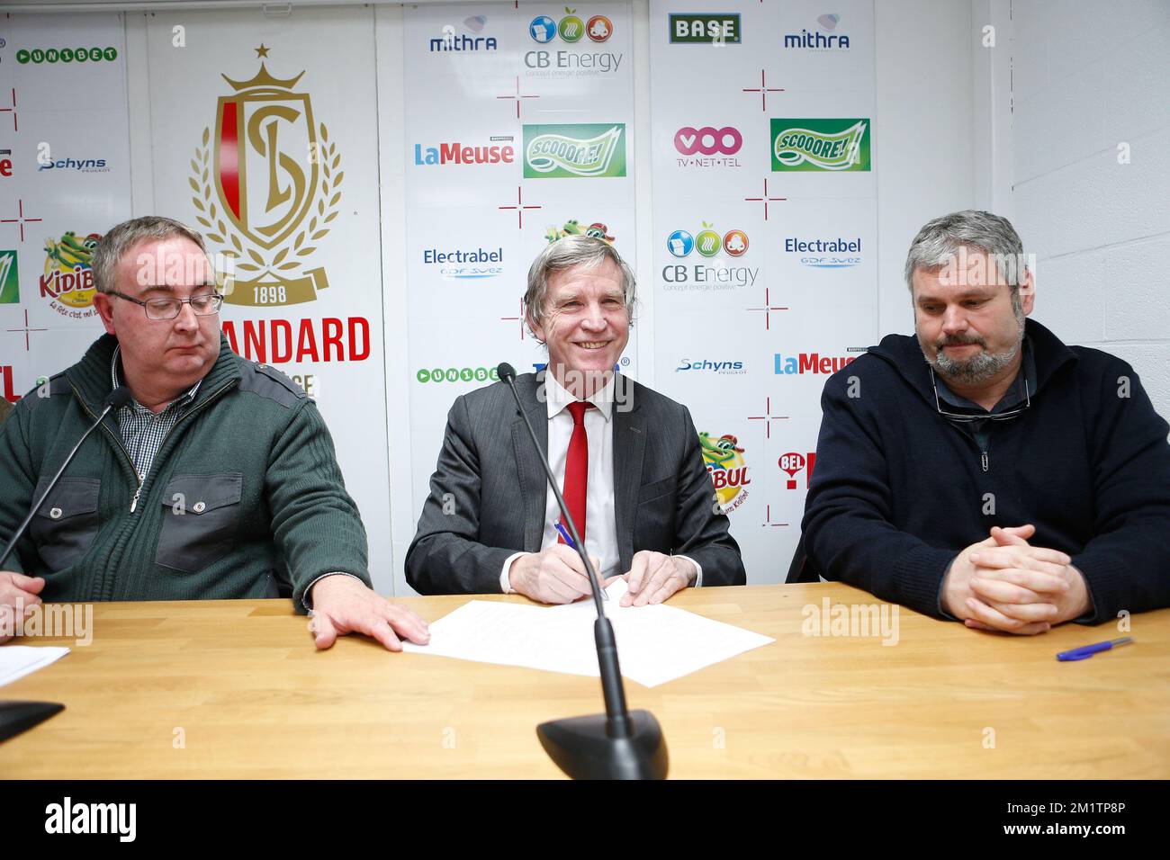 20140201 - LIEGE, BELGIQUE: Membres du club de supporters de Standard 'famille des Rouches' et président de Standard Roland Duchatelet (C) photographiés avant le match Jupiler Pro League entre Standard de Liège et cercle Brugge, à Liège, samedi 01 février 2014, le 24 jour du championnat belge de football. BELGA PHOTO BRUNO FAHY Banque D'Images