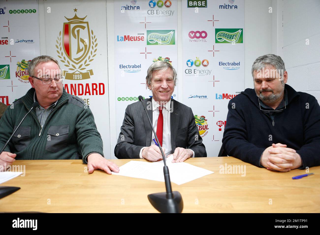 20140201 - LIEGE, BELGIQUE: Membres du club de supporters de Standard 'famille des Rouches' et président de Standard Roland Duchatelet (C) photographiés avant le match Jupiler Pro League entre Standard de Liège et cercle Brugge, à Liège, samedi 01 février 2014, le 24 jour du championnat belge de football. BELGA PHOTO BRUNO FAHY Banque D'Images