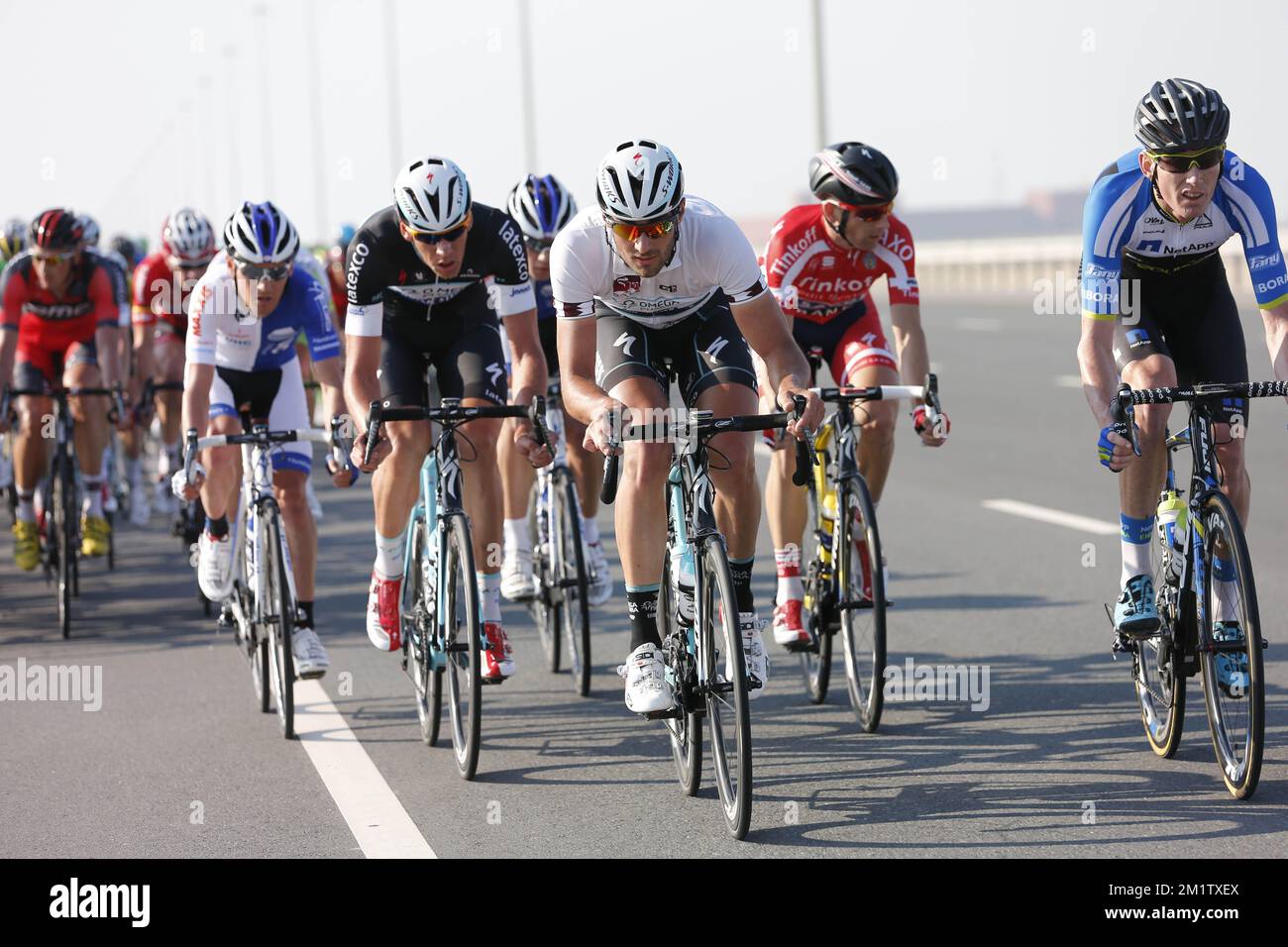 20140213 - FORT AL ZUBARA, QATAR: Belge Guillaume van Keirsbulck de l'équipe Omega Pharma - Quick Step (C) photographié en action pendant la cinquième étape de la course cycliste Qatar Tour 2014, à 159 km du fort Al Zubara à Madinat Al Shamal, Qatar, jeudi 13 février 2014. Le Qatar Tour 2014 aura lieu du 9 au 14 février. Banque D'Images