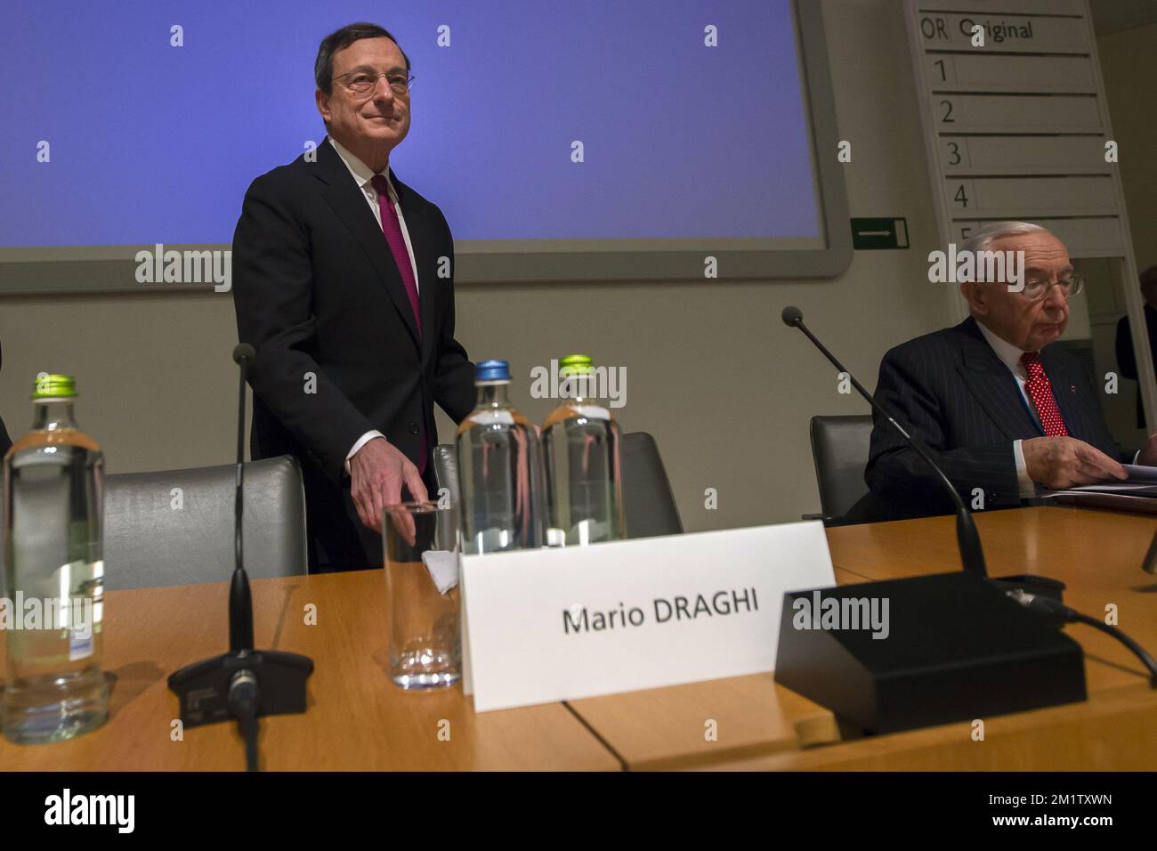 20140212 - BRUXELLES, BELGIQUE: Le président de la Banque centrale européenne Mario Draghi arrive pour une conférence de presse à l'occasion du 20th anniversaire de l'Institut monétaire européen, à Bruxelles, à la banque nationale belge BNB / NBB, le mercredi 12 février 2014. BELGA PHOTO KRISTOF VAN ACCOM Banque D'Images