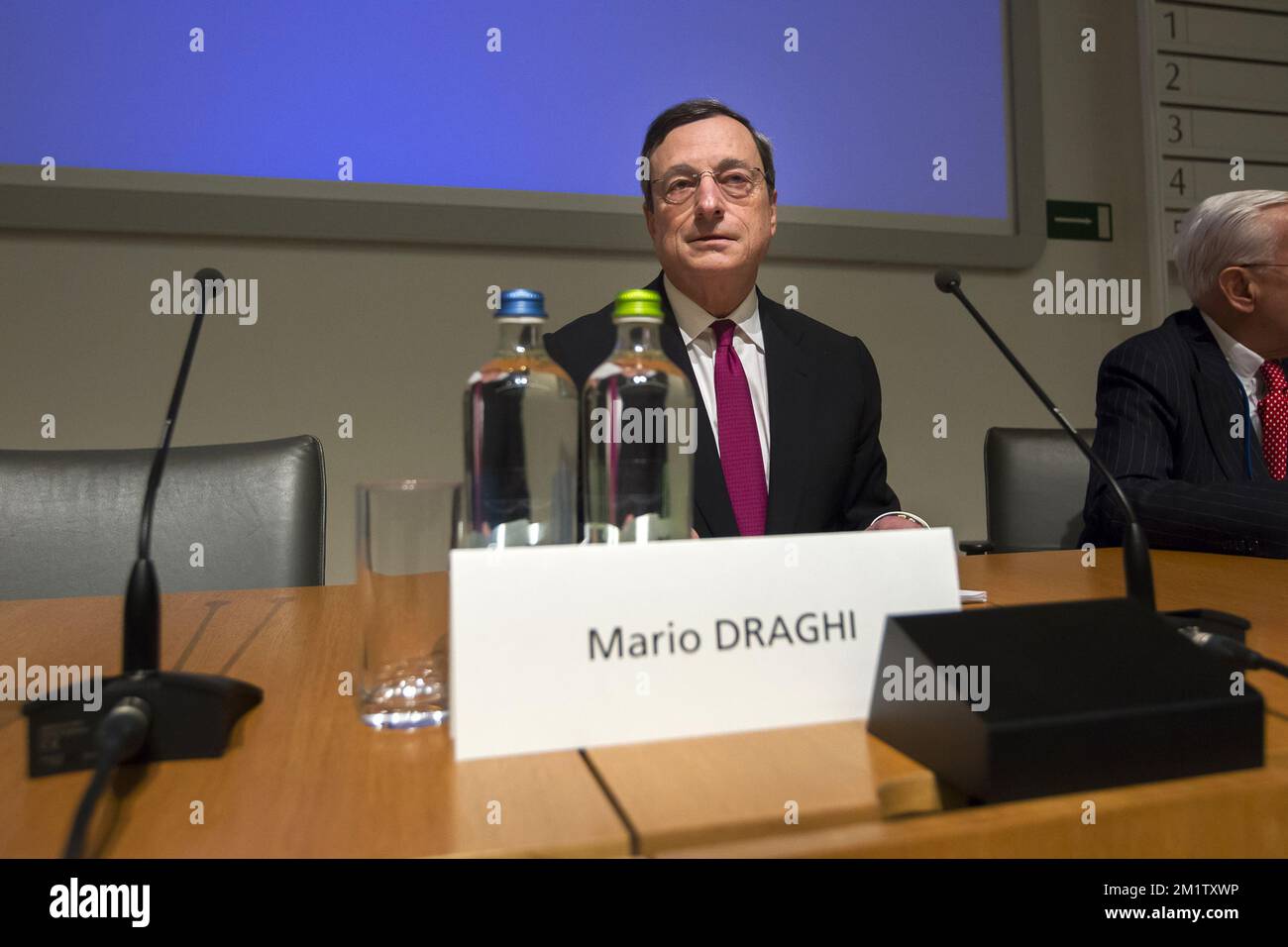 20140212 - BRUXELLES, BELGIQUE: Le président de la Banque centrale européenne Mario Draghi a photographié lors d'une conférence de presse à l'occasion du 20th anniversaire de l'Institut monétaire européen, à Bruxelles, à la banque nationale belge BNB / NBB, mercredi 12 février 2014. BELGA PHOTO KRISTOF VAN ACCOM Banque D'Images