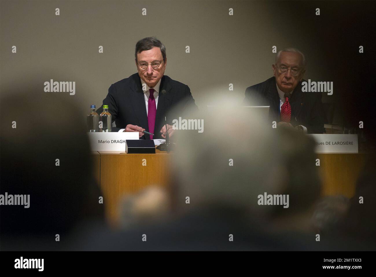 20140212 - BRUXELLES, BELGIQUE: Le président de la Banque centrale européenne Mario Draghi a photographié lors d'une conférence de presse à l'occasion du 20th anniversaire de l'Institut monétaire européen, à Bruxelles, à la banque nationale belge BNB / NBB, mercredi 12 février 2014. BELGA PHOTO KRISTOF VAN ACCOM Banque D'Images