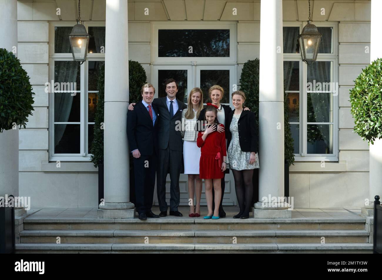 20140215 - BRUXELLES, BELGIQUE : le Prince Joachim, le Prince Amedeo et sa fiancée Elisabetta Rosboch von Wolkenstein, la princesse Laetitia Maria, la princesse Maria Laura et la princesse Luisa Maria, les cinq childre de la princesse Astrid, posent pour photographe le jour de l'engagement du prince belge Amedeo (petit-fils du roi Albert II) Avec Elisabetta Rosboch von Wolkenstein, dans la résidence Schonenberg (la résidence des parents d'Amedeo), à Bruxelles, le samedi 15 février 2014. Le prince Amedeo, 27 ans, et le journaliste italien vivent à New York. BELGA PHOTO FREDERIC SIERAKOWSKI Banque D'Images