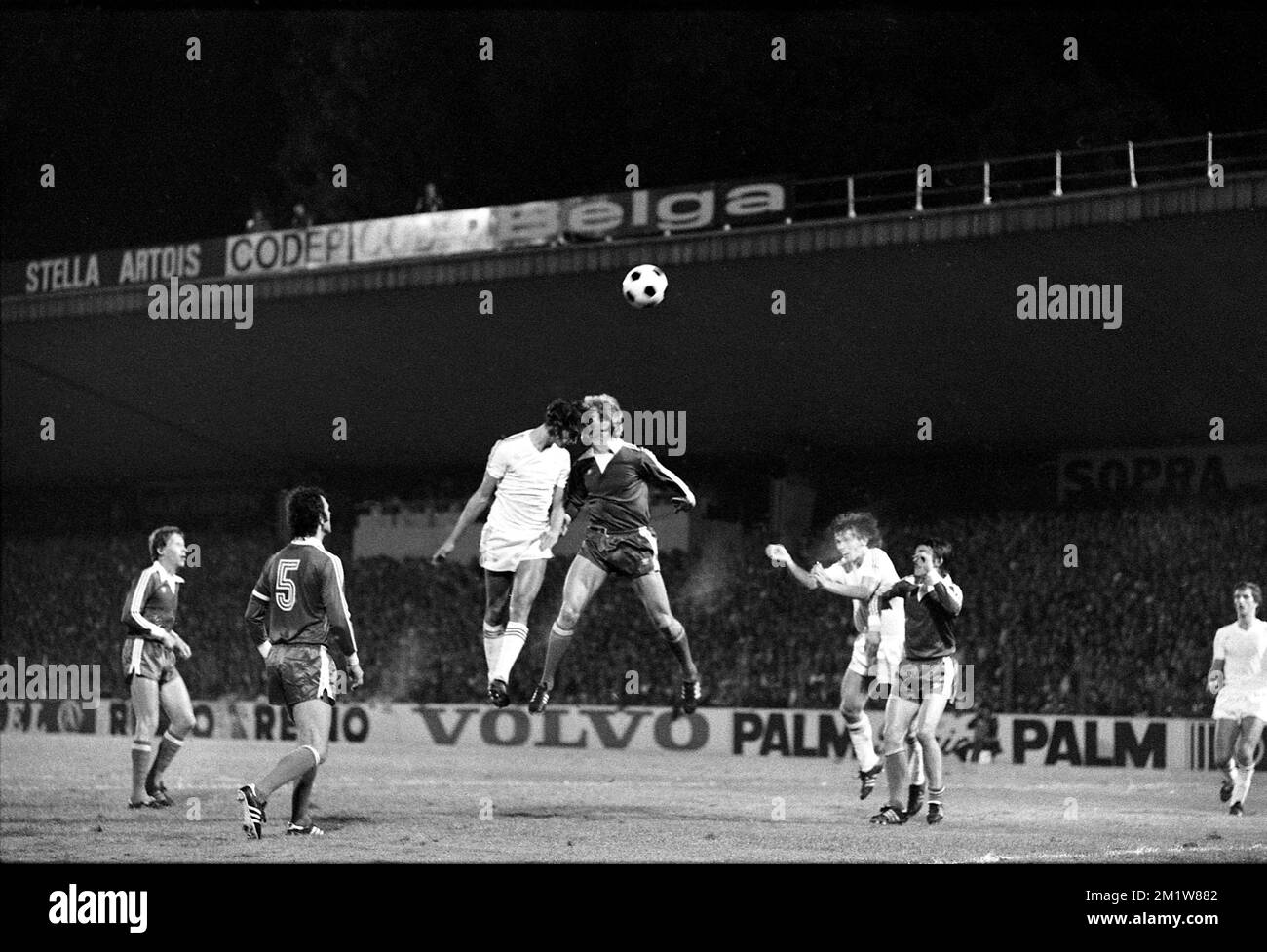 Franz Beckenbauer (2nd à gauche) et Robby Rensenbrink (au centre à gauche) d'Anderlecht photographiés en action lors d'un match de Super Cup entre RSC Anderlecht et Bayern Munchen, le lundi 30 août 1976 à Bruxelles. Banque D'Images