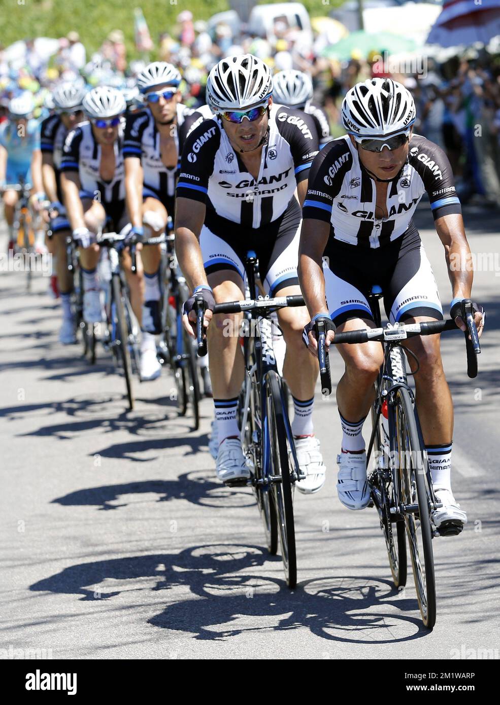 Chinois Cheng Ji de l'équipe Giant-Shimano photographié en action pendant la phase 12 de l'édition 101st de la course cycliste Tour de France, à 185,5 km de Bourg-en-Bresse à Saint-Etienne, France, le jeudi 17 juillet 2014. Banque D'Images