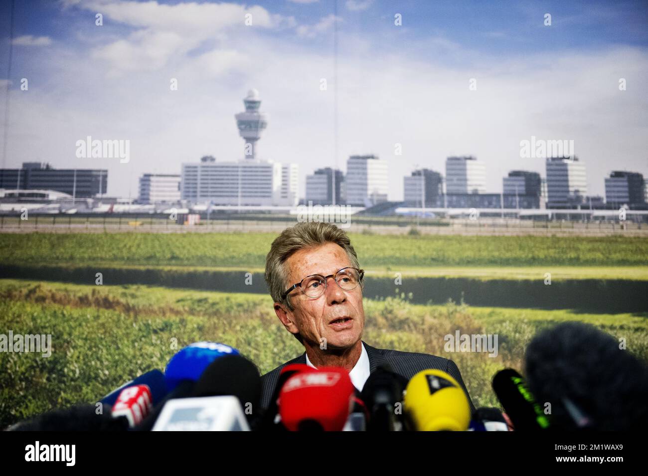 Huib Gorter, premier vice-président régional de l'Europe continentale de Malaysia Airlines, donne une conférence de presse après l'accident d'hier d'un avion de Malaysia Airlines dans l'est de l'Ukraine, le vendredi 18 juillet 2014, à l'aéroport de Schiphol à Amsterdam. Malaysia Airlines MH17 transportant 298 personnes s'est écrasé près de la frontière russe, il a peut-être été frappé par un missile. Parmi les victimes figuraient 5 Belges et 173 ressortissants néerlandais. Banque D'Images