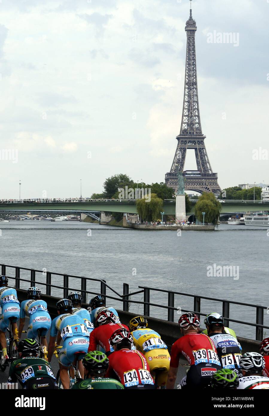 L'illustration montre le pack de cyclistes lors de la dernière étape de l'édition 101st de la course cycliste Tour de France, 137,5km d'Evry à Paris champs-Elysées, le dimanche 27 juillet 2014. Banque D'Images