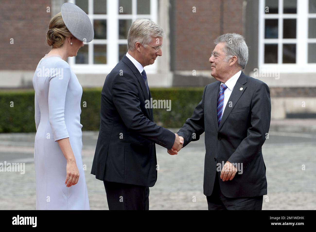 Le roi Philippe - Filip de Belgique et la reine Mathilde de Belgique accueillent le Président de l'Autriche Heinz Fischer à l'abbaye Saint-Laurent avant une cérémonie au mémorial interallié de Cointe, pour le 100th anniversaire de la première Guerre mondiale, le lundi 04 août 2014, à Liège. Banque D'Images