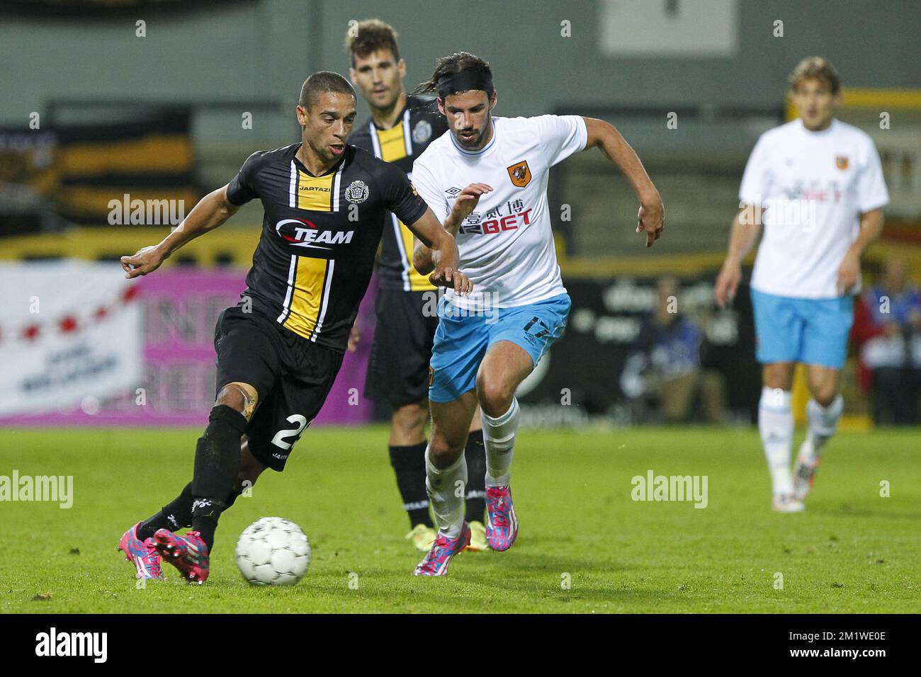 20140821 - LOKEREN, BELGIQUE : Nill de Pauw de Lokeren et George Boyd de Hull se battent pour le ballon lors d'un match de football entre l'équipe belge de première division Sporting Lokeren et l'équipe anglaise Hull City A.F.C., le jeudi 21 août 2014 à Lokeren, la première partie des éliminatoires pour le concours de l'UEFA Europa League. BELGA PHOTO KRISTOF VAN ACCOM Banque D'Images