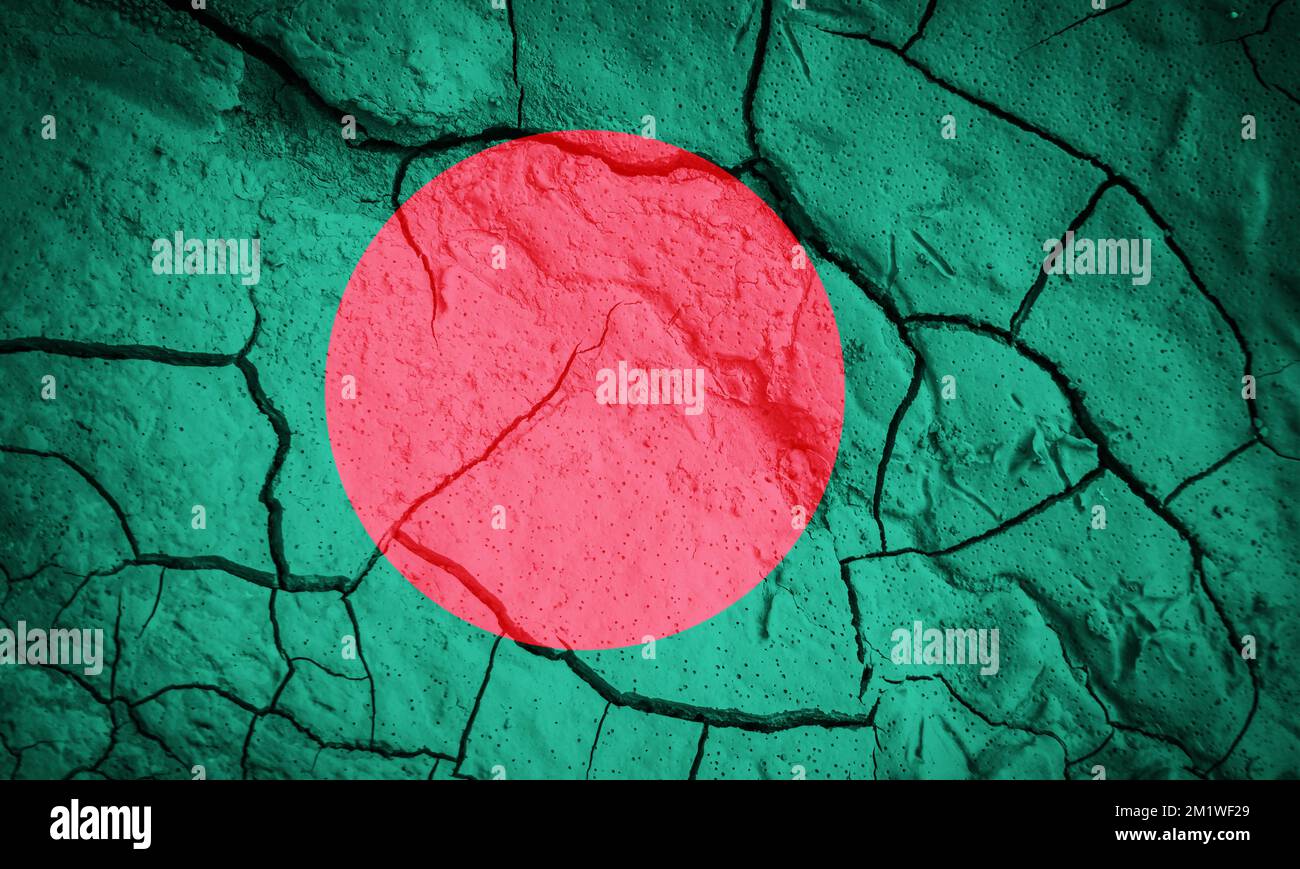 Drapeau du Bangladesh. Symbole Bangladesh. Drapeau sur fond de terre sèche fissurée. Drapeau du Bangladesh avec concept de sécheresse Banque D'Images