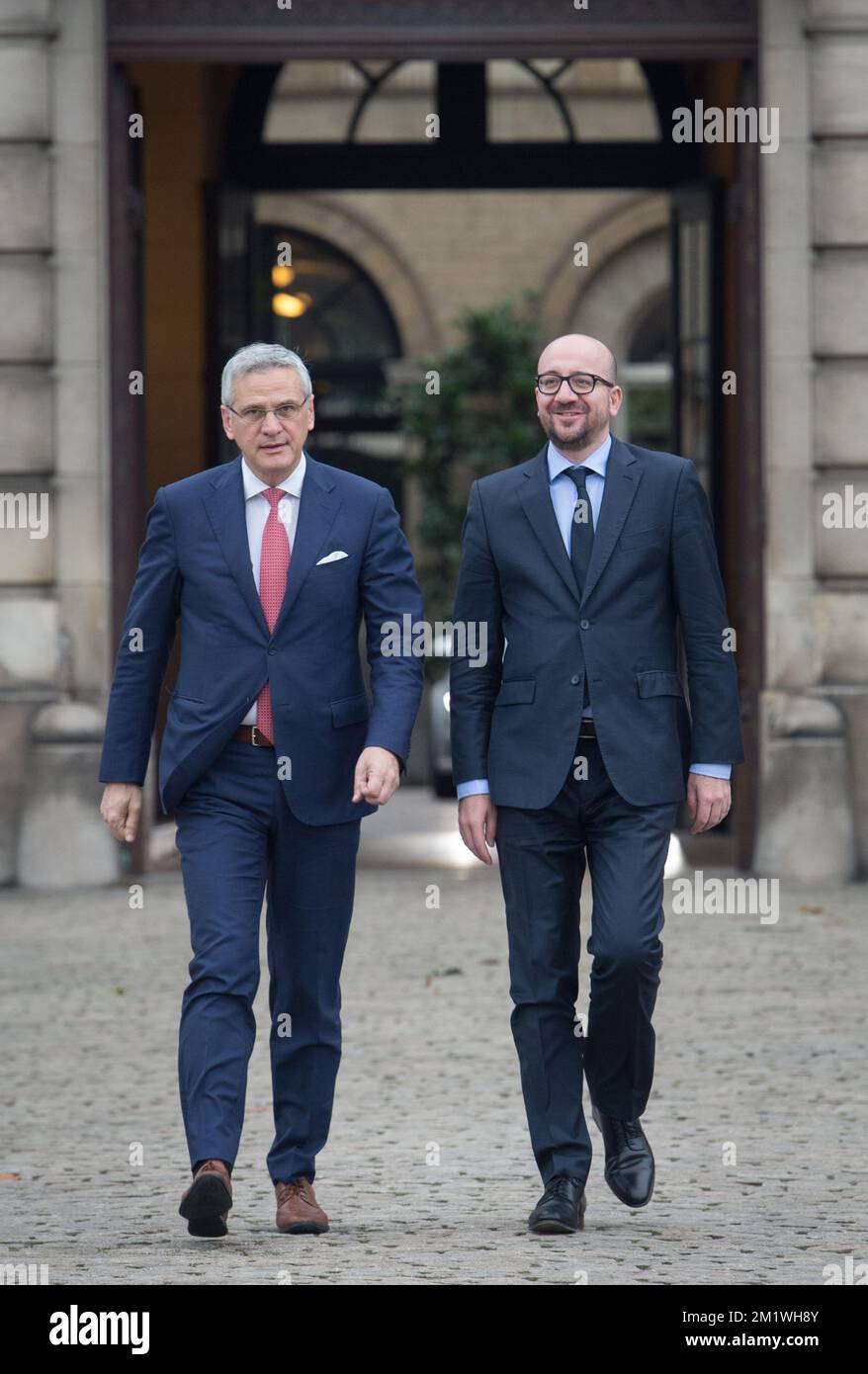 20141008 - BRUXELLES, BELGIQUE: Les co-formateurs Kris Peeters (L) et Charles Michel (R) partent après l'audience du Roi avec les co-formateurs Kris Peeters (CD&V) et Charles Michel (MR), au Palais Royal de Bruxelles, le mercredi 08 octobre 2014. Hier soir, après une réunion de 28 heures, les négociateurs sont arrivés à un accord pour un nouveau gouvernement, la coalition suédoise avec MR, CD&V, N-va et Open VLD, une coalition de centre-droit. BELGA PHOTO BENOIT DOPPAGNE Banque D'Images