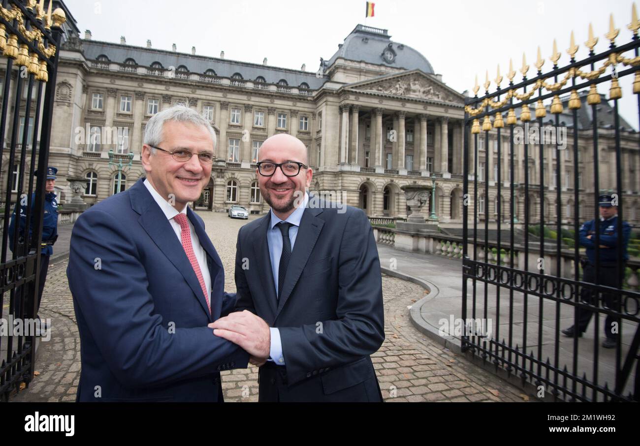 20141008 - BRUXELLES, BELGIQUE: Le co-formateur Kris Peeters et Charles Michel sourient à la presse après l'audience du Roi avec les co-formatrices Kris Peeters (CD&V) et Charles Michel (MR), au Palais Royal de Bruxelles, le mercredi 08 octobre 2014. Hier soir, après une réunion de 28 heures, les négociateurs sont arrivés à un accord pour un nouveau gouvernement, la coalition suédoise avec MR, CD&V, N-va et Open VLD, une coalition de centre-droit. BELGA PHOTO BENOIT DOPPAGNE Banque D'Images