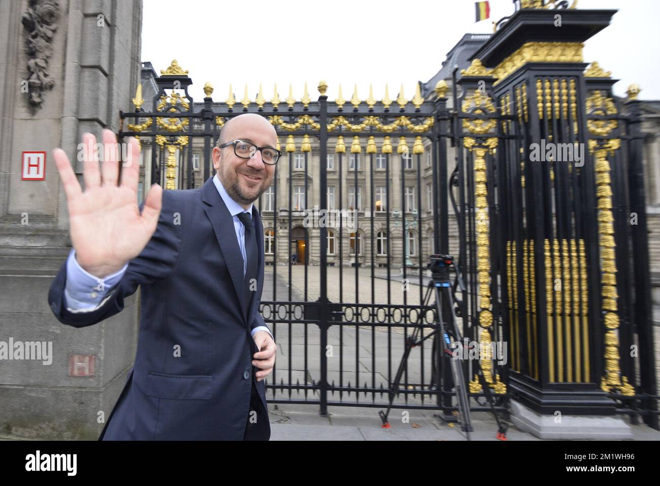 20141008 - BRUXELLES, BELGIQUE : le co-formateur MR Charles Michel arrive au Palais Royal de Bruxelles, le mercredi 08 octobre 2014, avec les co-formateurs Kris Peeters (CD&V) et Charles Michel (MR). Hier soir, après une réunion de 28 heures, les négociateurs sont arrivés à un accord pour un nouveau gouvernement, la coalition suédoise avec MR, CD&V, N-va et Open VLD, une coalition de centre-droit. BELGA PHOTO BENOIT DOPPAGNE Banque D'Images