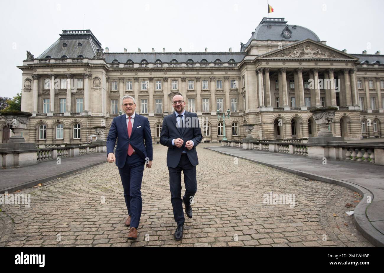 20141008 - BRUXELLES, BELGIQUE: Les co-formateurs Kris Peeters (L) et Charles Michel (R) partent après l'audience du Roi avec les co-formateurs Kris Peeters (CD&V) et Charles Michel (MR), au Palais Royal de Bruxelles, le mercredi 08 octobre 2014. Hier soir, après une réunion de 28 heures, les négociateurs sont arrivés à un accord pour un nouveau gouvernement, la coalition suédoise avec MR, CD&V, N-va et Open VLD, une coalition de centre-droit. BELGA PHOTO BENOIT DOPPAGNE Banque D'Images