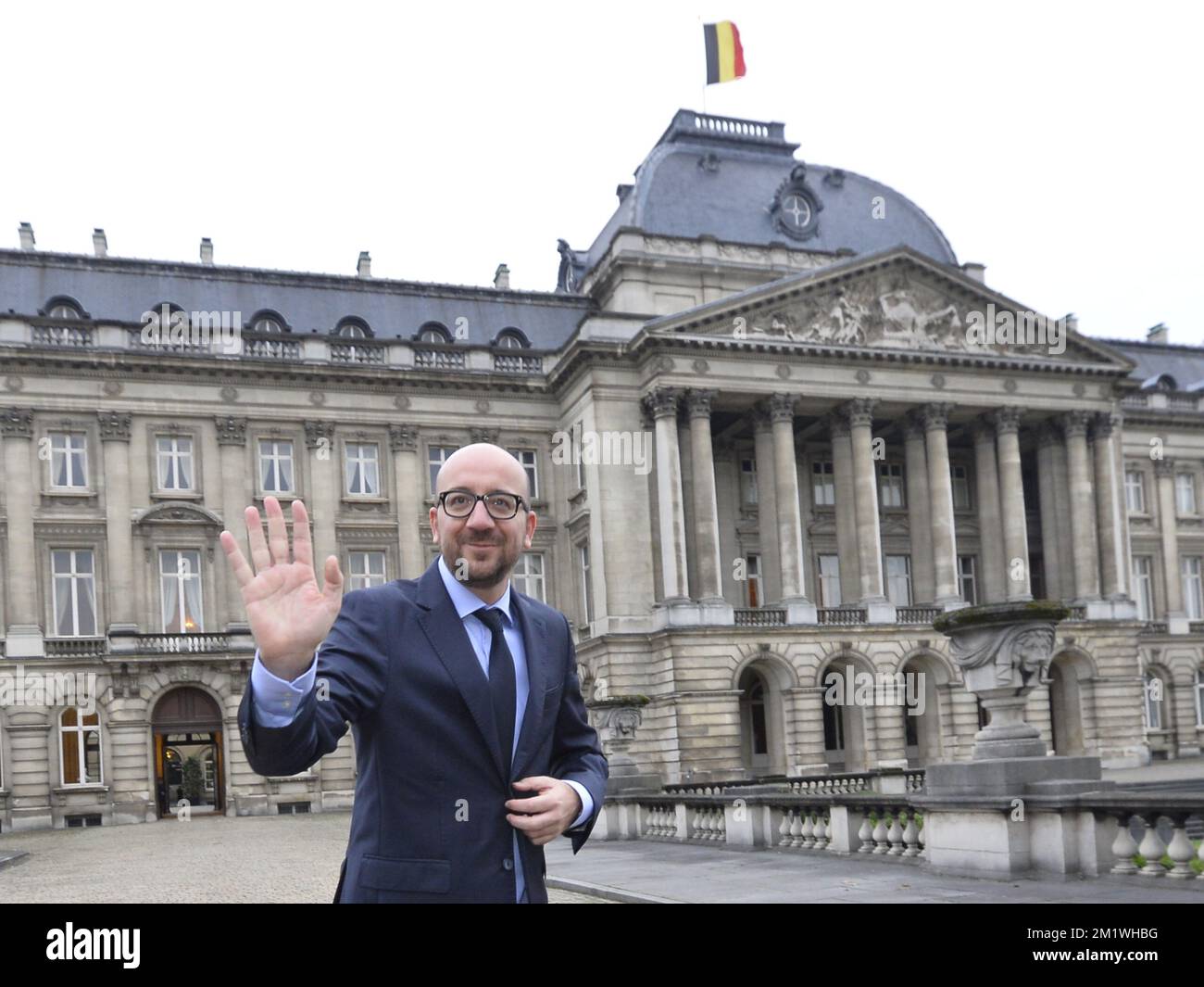 20141008 - BRUXELLES, BELGIQUE : le co-formateur MR Charles Michel arrive au Palais Royal de Bruxelles, le mercredi 08 octobre 2014, avec les co-formateurs Kris Peeters (CD&V) et Charles Michel (MR). Hier soir, après une réunion de 28 heures, les négociateurs sont arrivés à un accord pour un nouveau gouvernement, la coalition suédoise avec MR, CD&V, N-va et Open VLD, une coalition de centre-droit. BELGA PHOTO BENOIT DOPPAGNE Banque D'Images