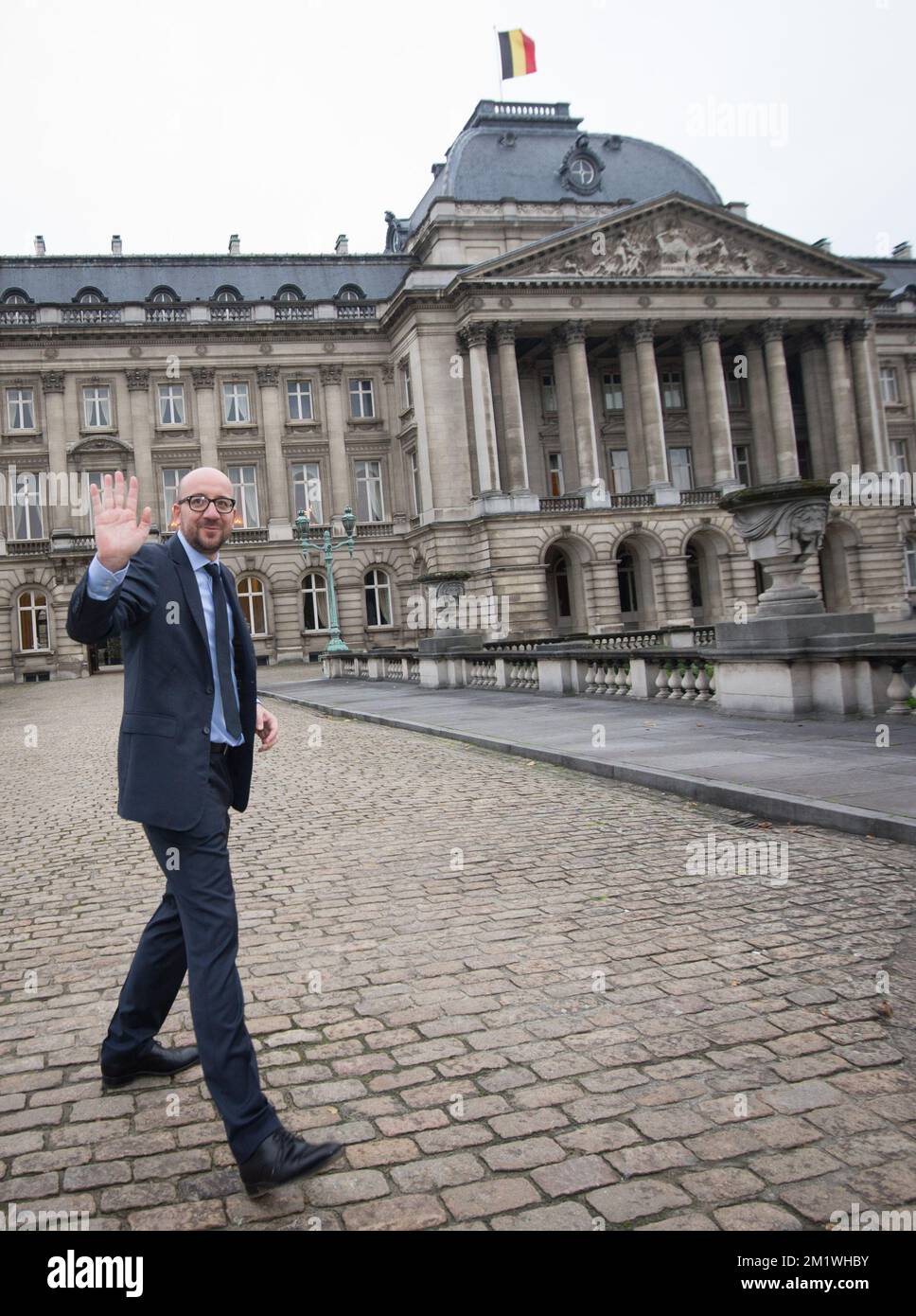 20141008 - BRUXELLES, BELGIQUE : le co-formateur MR Charles Michel arrive au Palais Royal de Bruxelles, le mercredi 08 octobre 2014, avec les co-formateurs Kris Peeters (CD&V) et Charles Michel (MR). Hier soir, après une réunion de 28 heures, les négociateurs sont arrivés à un accord pour un nouveau gouvernement, la coalition suédoise avec MR, CD&V, N-va et Open VLD, une coalition de centre-droit. BELGA PHOTO BENOIT DOPPAGNE Banque D'Images