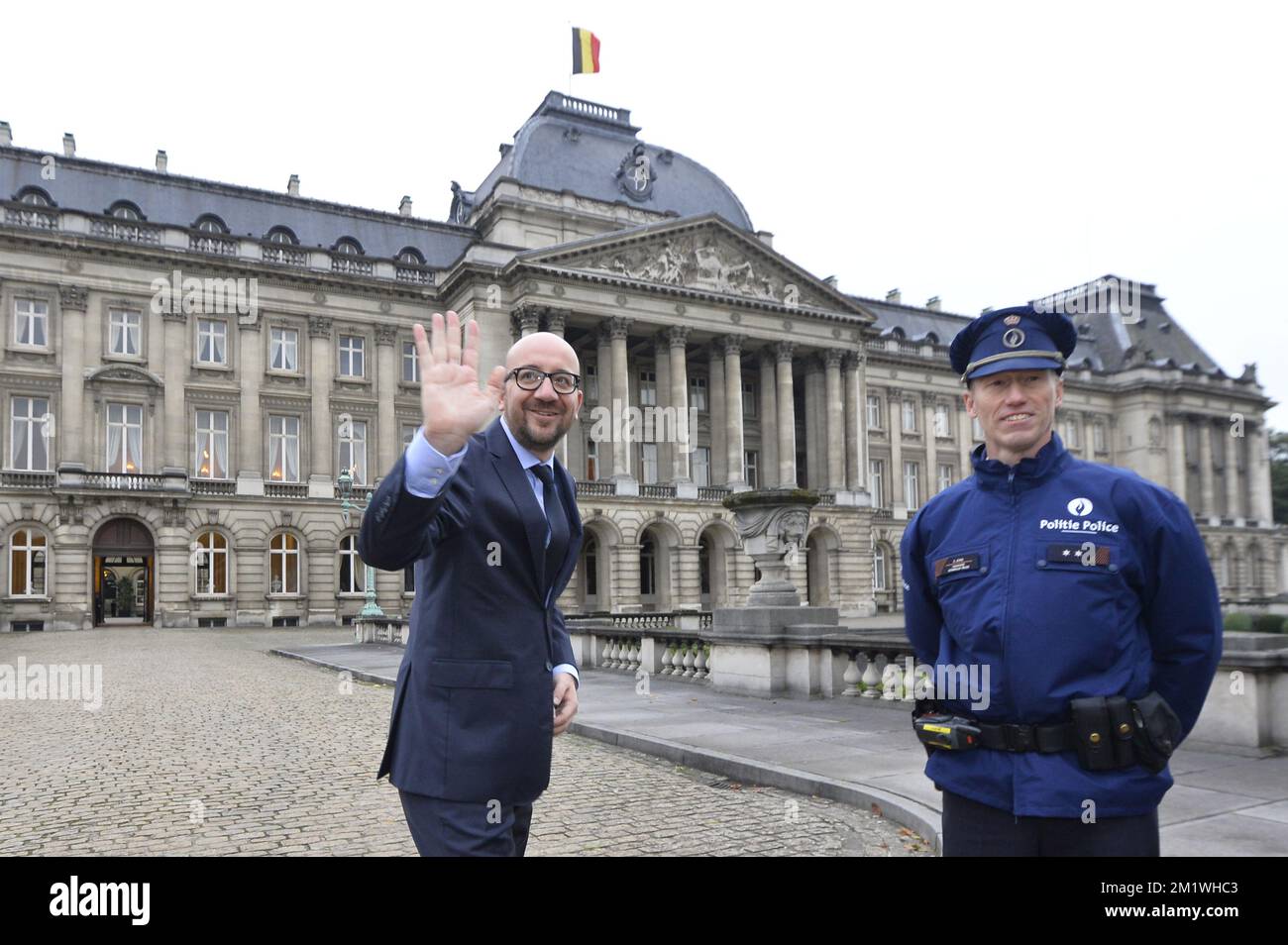 20141008 - BRUXELLES, BELGIQUE : le co-formateur MR Charles Michel arrive au Palais Royal de Bruxelles, le mercredi 08 octobre 2014, avec les co-formateurs Kris Peeters (CD&V) et Charles Michel (MR). Hier soir, après une réunion de 28 heures, les négociateurs sont arrivés à un accord pour un nouveau gouvernement, la coalition suédoise avec MR, CD&V, N-va et Open VLD, une coalition de centre-droit. BELGA PHOTO BENOIT DOPPAGNE Banque D'Images