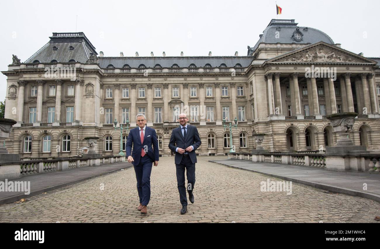 20141008 - BRUXELLES, BELGIQUE: Les co-formateurs Kris Peeters (L) et Charles Michel (R) partent après l'audience du Roi avec les co-formateurs Kris Peeters (CD&V) et Charles Michel (MR), au Palais Royal de Bruxelles, le mercredi 08 octobre 2014. Hier soir, après une réunion de 28 heures, les négociateurs sont arrivés à un accord pour un nouveau gouvernement, la coalition suédoise avec MR, CD&V, N-va et Open VLD, une coalition de centre-droit. BELGA PHOTO BENOIT DOPPAGNE Banque D'Images