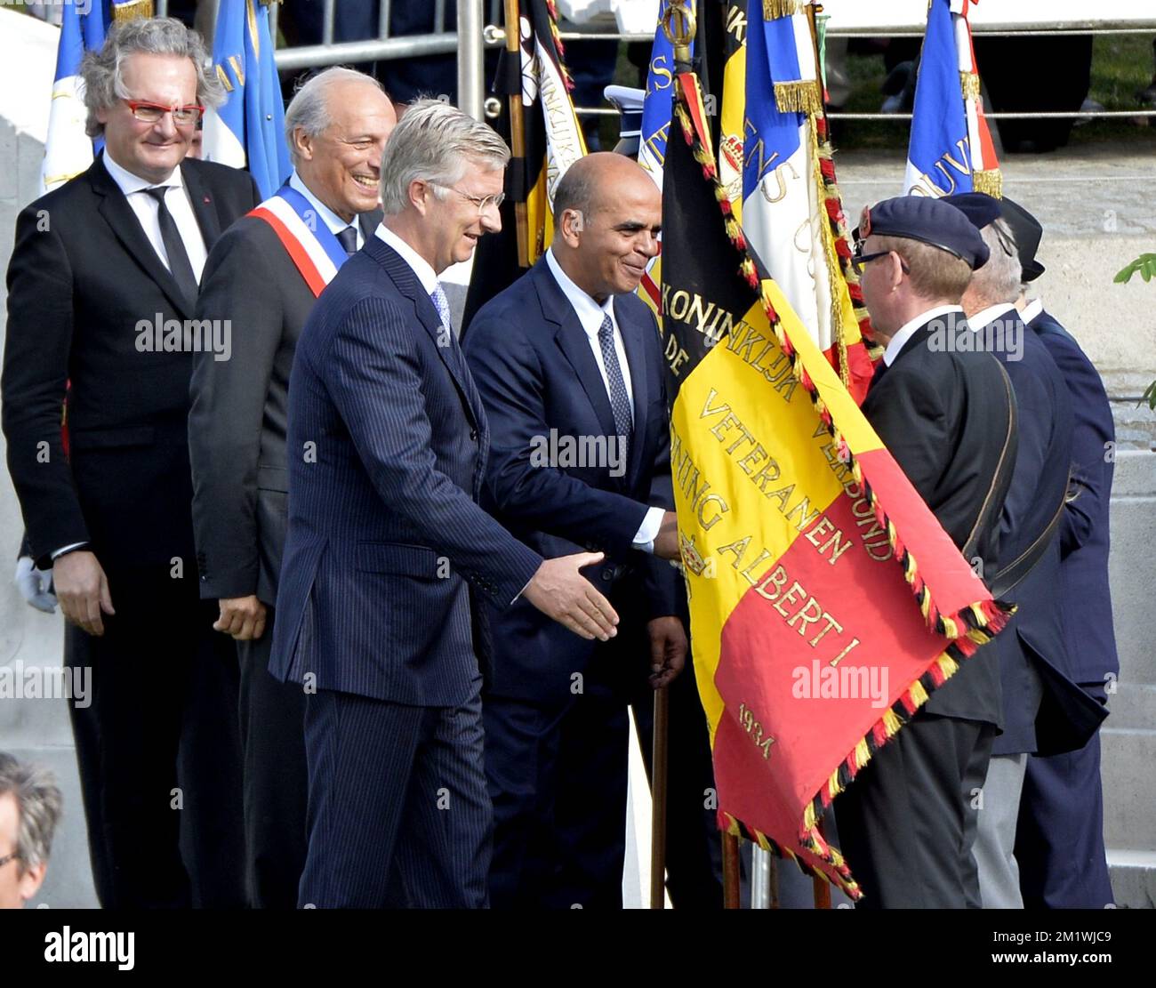 20141004 - LE HAVRE, FRANCE : Le ministre sortant des Entreprises publiques et de la coopération au développement, Jean-Pascal Labille, le maire de Sainte-adresse, Hubert Dejean de la Batie, le roi Philippe - Filip de Belgique et le ministre français, Kader Arif, ont pris la photo lors d'une cérémonie du 100th anniversaire de la première Guerre mondiale, le samedi 04 octobre 2014, au Havre, en France. BELGA PHOTO ERIC LALMAND Banque D'Images