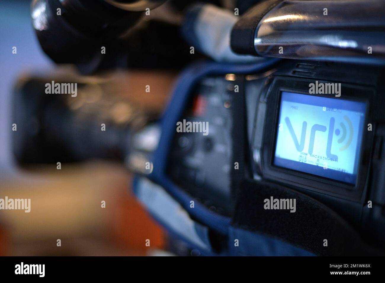 20141009 - BRUXELLES, BELGIQUE: L'illustration montre le logo VRT lors d'une conférence de presse de la société publique flamande de radiodiffusion VRT sur l'avenir et les coupes budgétaires imposées par le nouveau gouvernement flamand, jeudi 09 octobre 2014 à Bruxelles. BELGA PHOTO ERIC LALMAND Banque D'Images