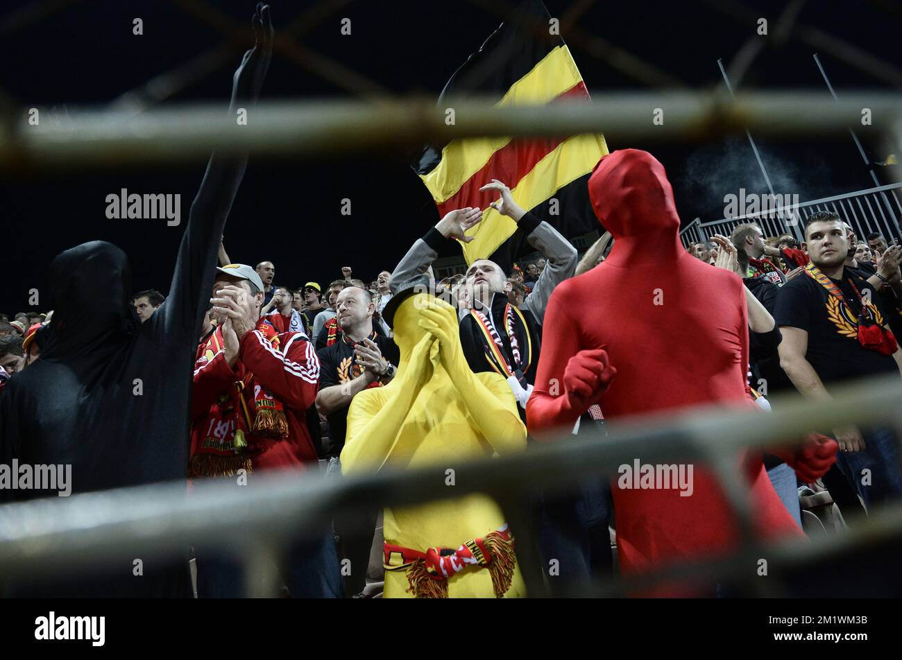 20141013 - ZENICA, BOSNIE-HERZÉGOVINE: Les fans photographiés lors d'un match de qualification Euro 2016 entre l'équipe nationale belge de football Red Devils et Bosnie-Herzégovine au stade Bilino Polje, lundi 13 octobre 2014, à Zenica, Bosnie-Herzégovine. BELGA PHOTO DIRK WAEM Banque D'Images