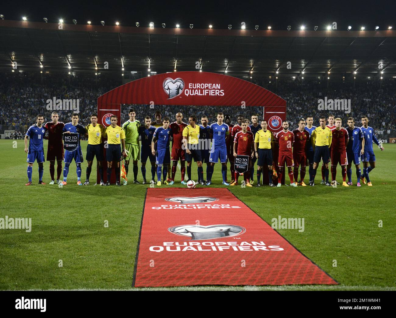 20141013 - ZENICA, BOSNIE-HERZÉGOVINE: Joueurs photographiés au début d'un match de qualification Euro 2016 entre l'équipe nationale belge de football Red Devils et Bosnie-Herzégovine dans le stade Bilino Polje, lundi 13 octobre 2014, à Zenica, Bosnie-Herzégovine. BELGA PHOTO DIRK WAEM Banque D'Images