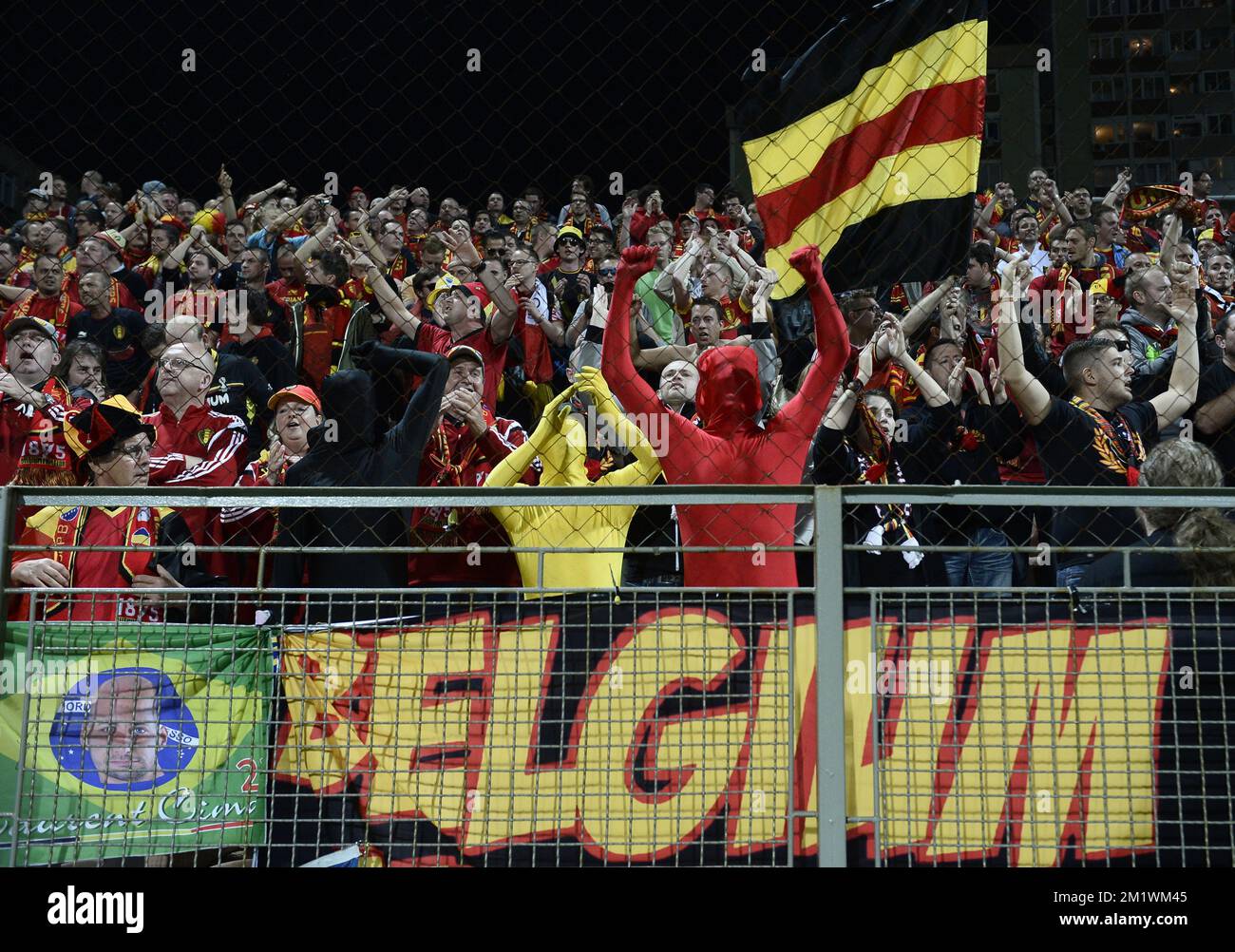 20141013 - ZENICA, BOSNIE-HERZÉGOVINE: Les fans photographiés lors d'un match de qualification Euro 2016 entre l'équipe nationale belge de football Red Devils et Bosnie-Herzégovine au stade Bilino Polje, lundi 13 octobre 2014, à Zenica, Bosnie-Herzégovine. BELGA PHOTO DIRK WAEM Banque D'Images