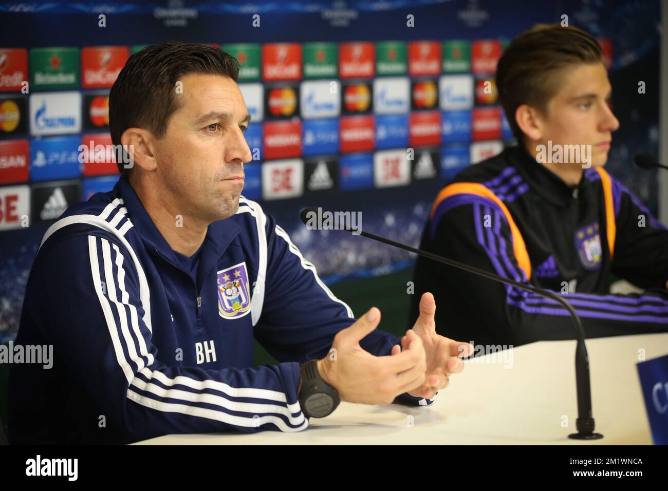 20141021 - BRUXELLES, BELGIQUE : Besnik Hasi, entraîneur-chef d'Anderlecht, et Dennis Praet d'Anderlecht, photographiés lors d'une conférence de presse de l'équipe belge de football RSCA Anderlecht, à Bruxelles, le mardi 21 octobre 2014. Demain, Anderlecht joue contre l'équipe anglaise Arsenal le 3 e jour de l'étape de groupe du concours de l'UEFA Champions League, dans le groupe D. BELGA PHOTO VIRGINIE LEFOUR Banque D'Images