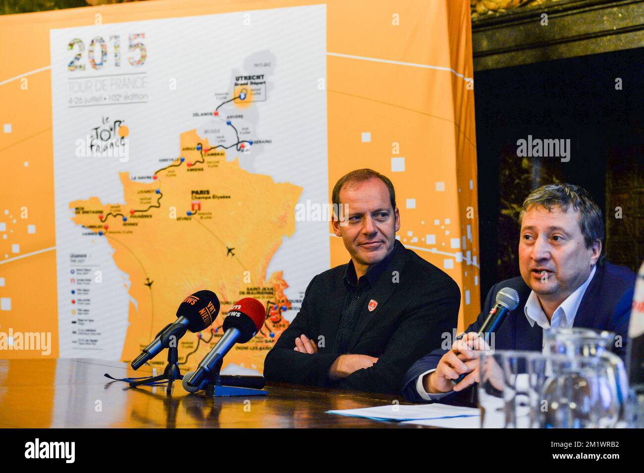 20141023 - ANTWERPEN, BELGIQUE: Christian Prudhomme, directeur cycliste du Tour de France et de l'Alderman d'Anvers Ludo Van Campenhout photographié lors d'une conférence de presse sur l'édition 2015 de la course cycliste Tour de France, jeudi 23 octobre 2014, à Anvers. La troisième étape du Tour commencera à Anvers et se terminera à Huy sur 6 juillet et la quatrième étape commencera à Seraing et se terminera à Cambrai, en France, sur 7 juillet. BELGA PHOTO JONAS ROOSENS Banque D'Images