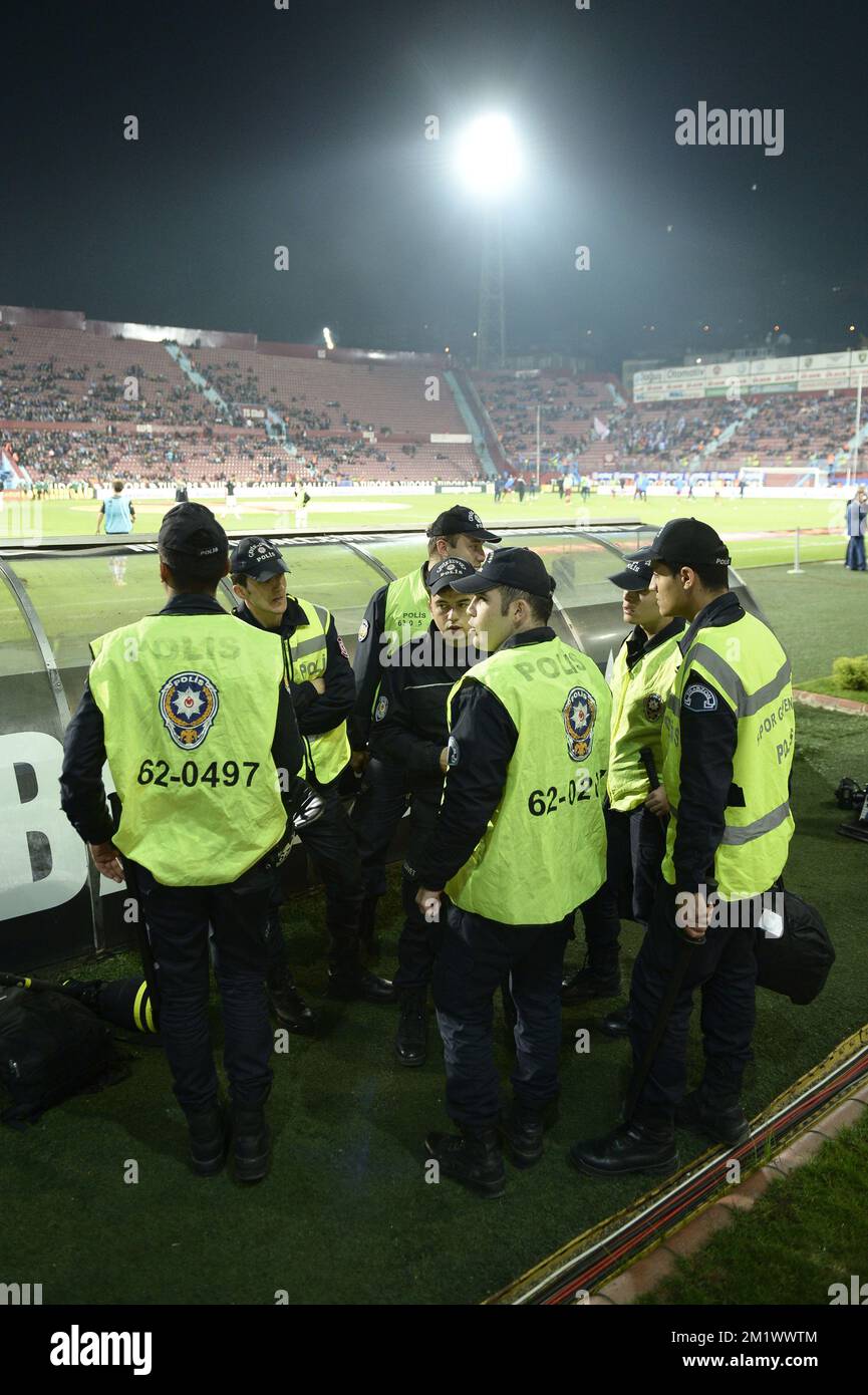 20141023 - TRABZON, TURQUIE: L'illustration montre la police avant un match entre le club turc Trabzonspor AS et l'équipe belge de football KSC Lokeren OVL dans le Huseyin Avni Aker Stadium à Trabzon, jeudi 23 octobre 2014. C'est le troisième jour de la phase de groupe du concours UEFA Europa League, dans le groupe L. BELGA PHOTO YORICK JANSENS Banque D'Images