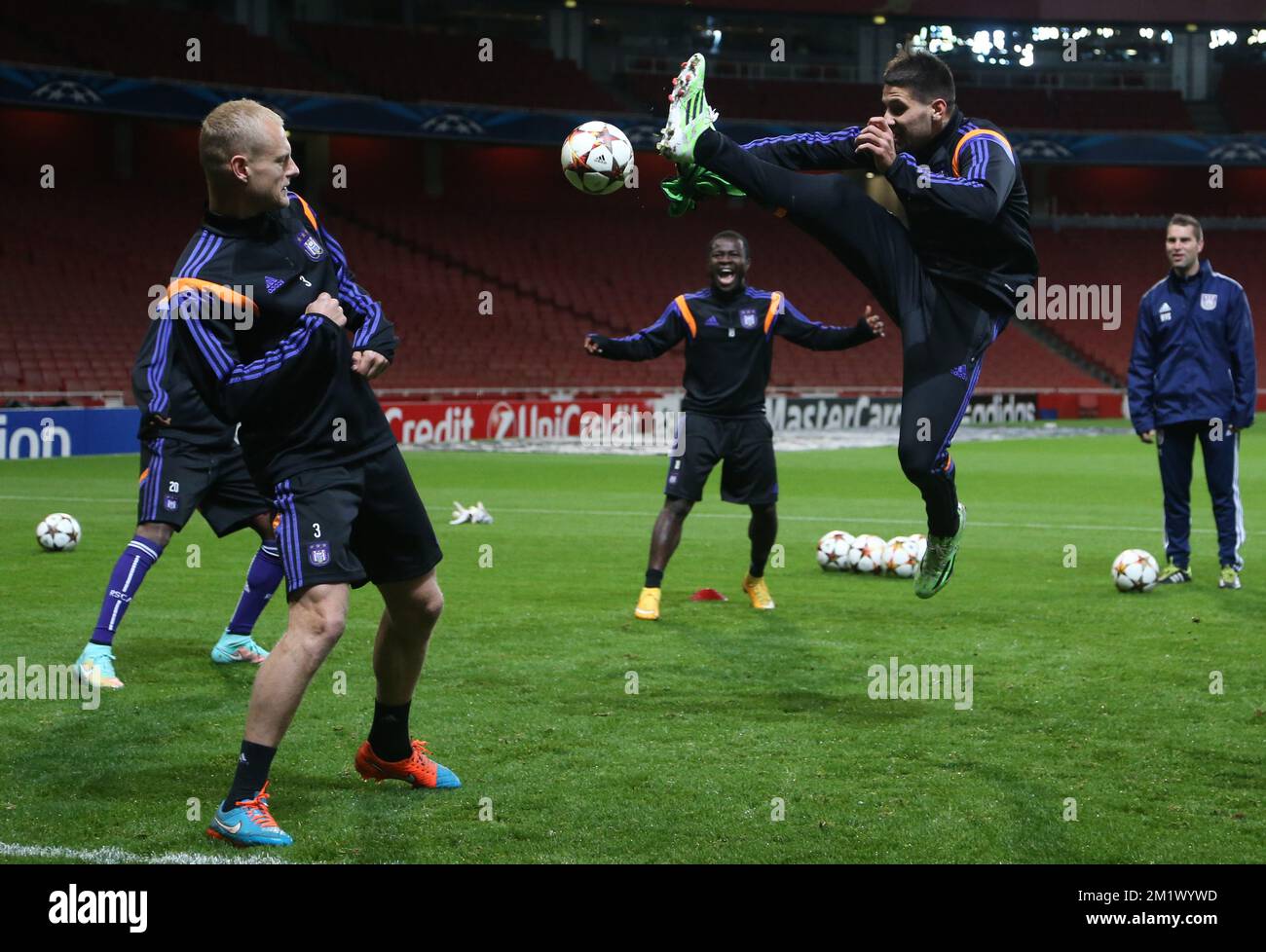 20141103 - BRUXELLES, BELGIQUE: Alexandar Mitrovic d'Anderlecht, photographié lors d'une séance de formation de l'équipe belge de football RSCA Anderlecht au stade Emirates à Londres, Angleterre, lundi 03 novembre 2014. Demain, Anderlecht joue à l'équipe anglaise Arsenal dans le quatrième jour de l'étape de groupe de la Ligue des champions de l'UEFA, dans le groupe D. BELGA PHOTO VIRGINIE LEFOUR Banque D'Images