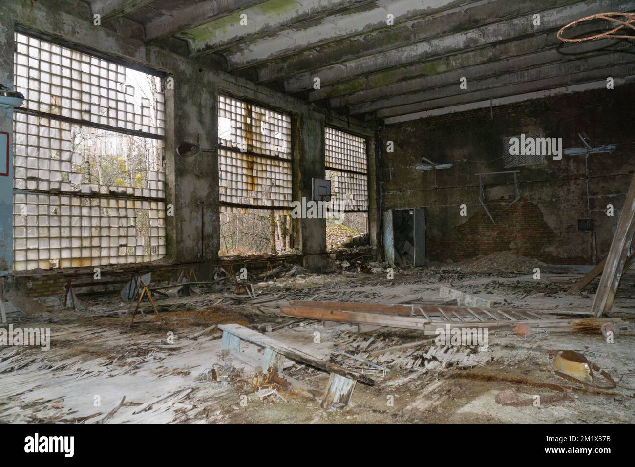 Un gymnase abandonné et détruit à l'intérieur de l'école Pripyat Banque D'Images