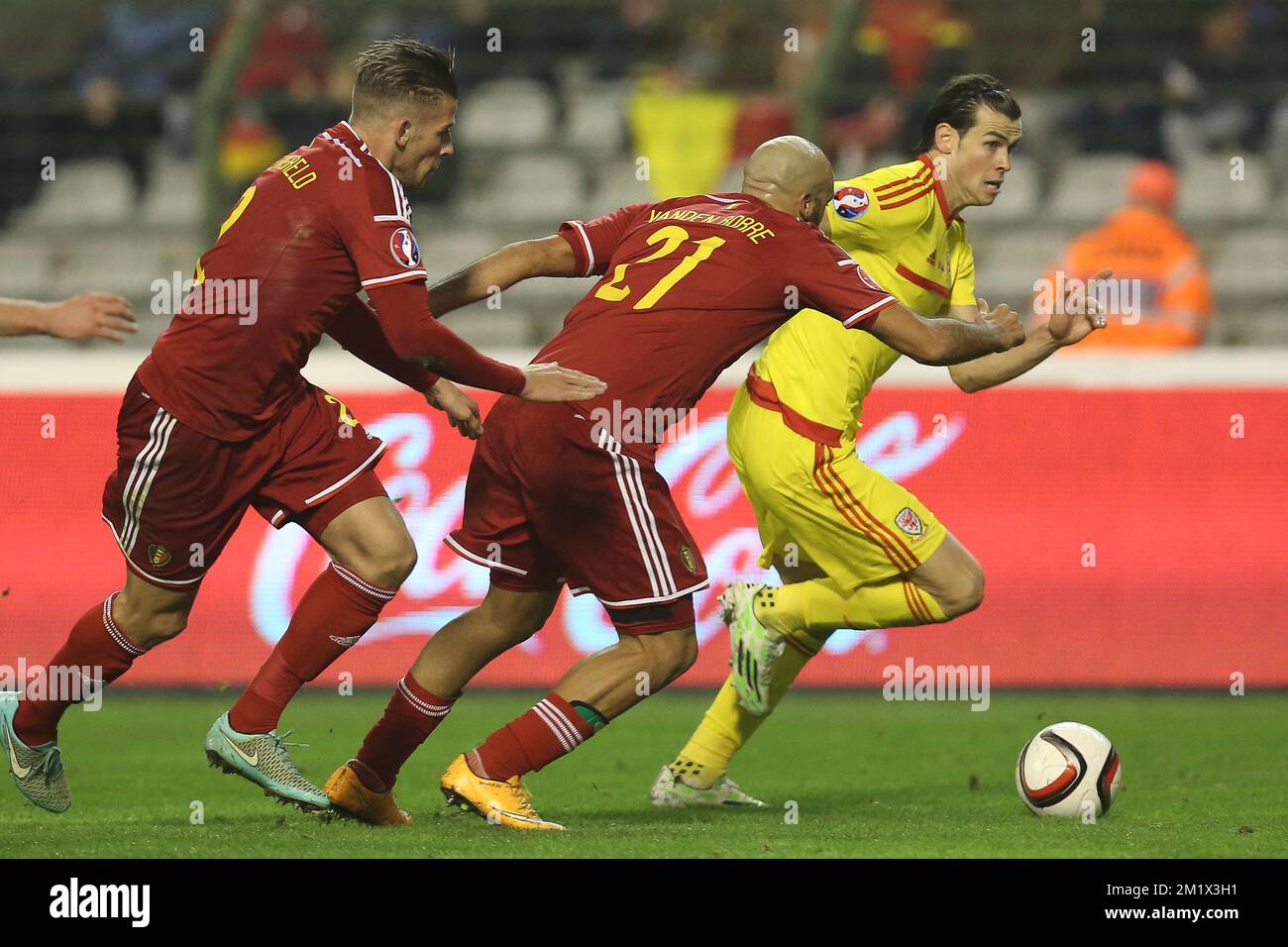 Toby Alderweireld en Belgique, Anthony Vanden Borre en Belgique et Gareth Bale au pays de Galles se battent pour le ballon Banque D'Images