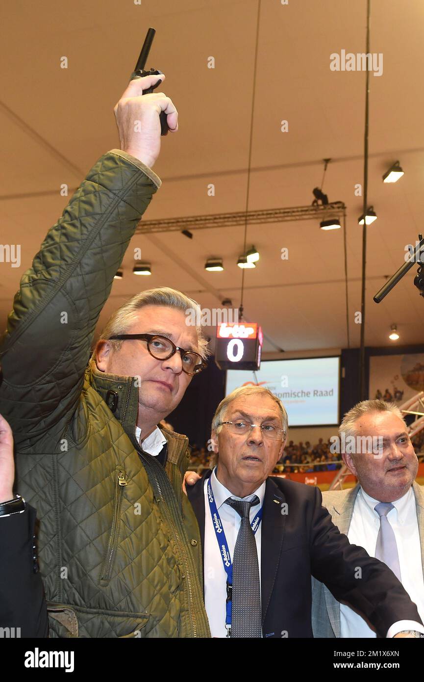 Prince Laurent de Belgique et donne le début de la course de Madison pendant la deuxième journée de la Zesdaagse Vlaanderen-Gent course de six jours à vélo en intérieur à l'arène de vélo en intérieur 'Het Kuipke', mercredi 19 novembre 2014, à Gand. L'édition 74th a lieu de 18 novembre jusqu'à 23 novembre. Banque D'Images