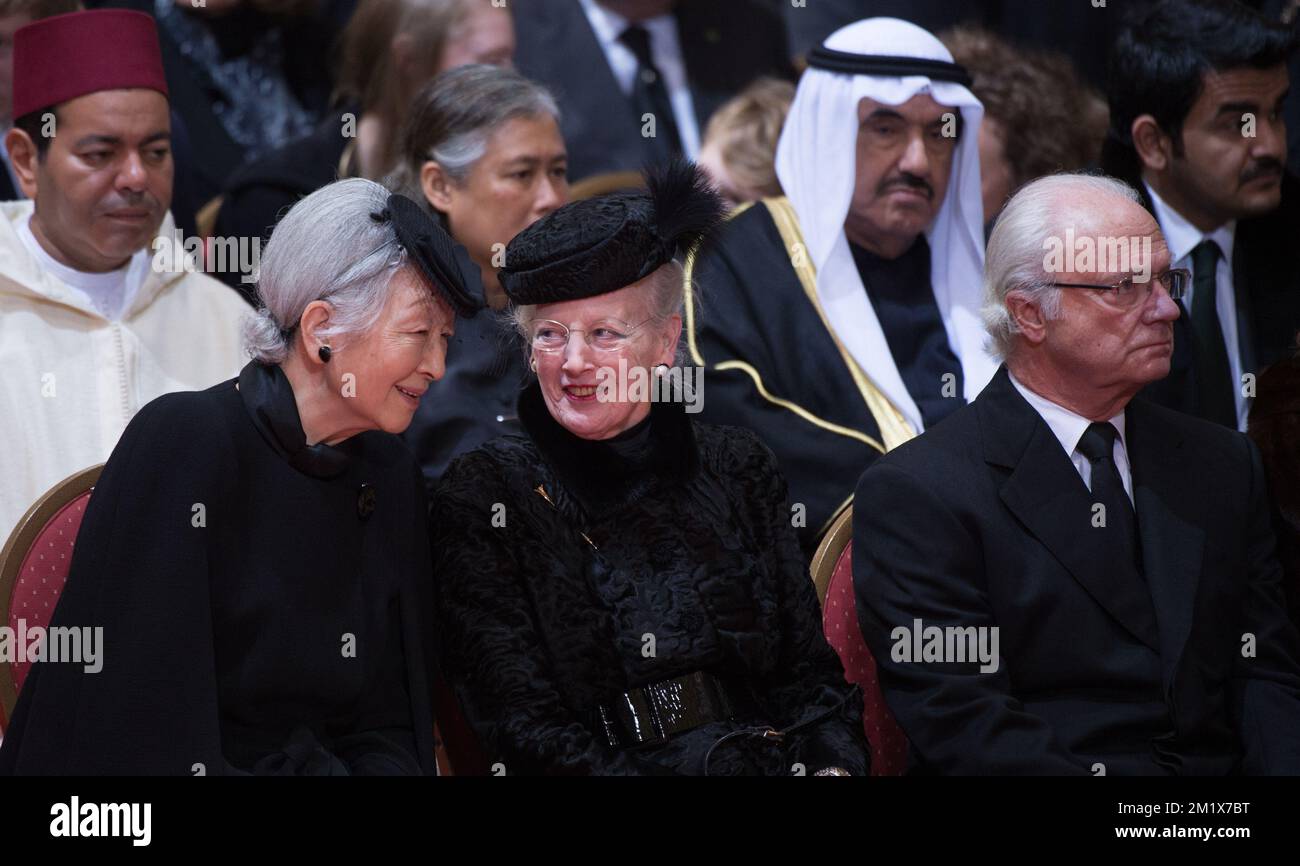 20141212 - BRUXELLES, BELGIQUE : le prince Moulay Rachid du Maroc, l'impératrice japonaise Michiko, la princesse Sirindhorn de Thaïlande, la reine Margrethe du Danemark et Koweit invité non identifié et le roi Carl XVI Gustaf de Suède photographiés lors de la cérémonie funéraire de la reine Fabiola à la cathédrale Saint Michel et Saint Gudula (Cathédrale des Saints Michel et Gudule / Sint-Michiels- en Sint-Goedele kathedraal) à Bruxelles, le vendredi 12 décembre 2014. La reine Fabiola de Mora y Aragon, veuve du roi belge Boudewijn - Baudouin, est décédée le vendredi 5 décembre à l'âge de 86 ans. BELGA PHOTO BENOIT DOPPAGNE Banque D'Images