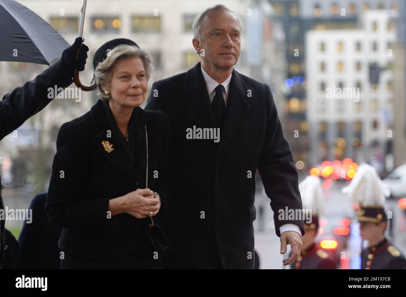 20141212 - BRUXELLES, BELGIQUE: Le Prince Hans Adam de Lichtenstein et Marie Kinsky von Wchinitz und Tettau photographiés à l'arrivée de la procession funéraire du Palais Royal à la cathédrale Saint Michel et St Gudula (Cathédrale Saint Michel et Gudule / Sint-Michiels- en Sint-Goedele kaphedraal), Partie de la cérémonie funéraire de la reine Fabiola à Bruxelles, le vendredi 12 décembre 2014. La reine Fabiola de Mora y Aragon, veuve du roi belge Boudewijn - Baudouin, est décédée le vendredi 5 décembre à l'âge de 86 ans. BELGA PHOTO LAURIE DIEFFEMBACQ Banque D'Images