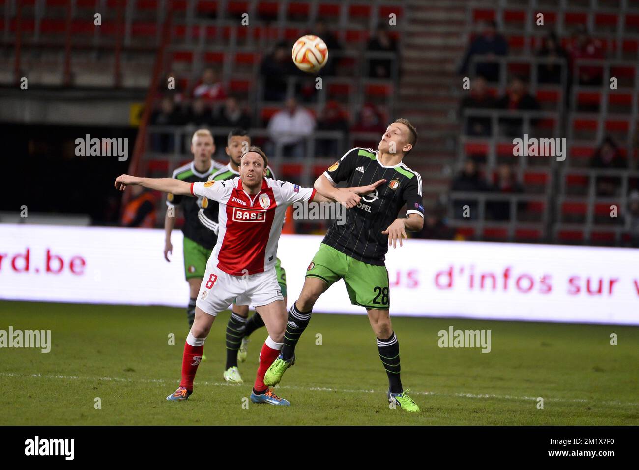 20141211 - LIEGE, BELGIQUE : Ronnie Stam de Standard et le milieu de terrain de Feyenoord Jens Toornstra photographiés lors d'un match entre Standard de Liège et l'équipe néerlandaise Feyenoord le dernier jour de l'étape de groupe du tournoi Europa League, dans le groupe G, au stade de Liège, jeudi 11 décembre 2014. BELGA PHOTO NICOLAS LAMBERT Banque D'Images