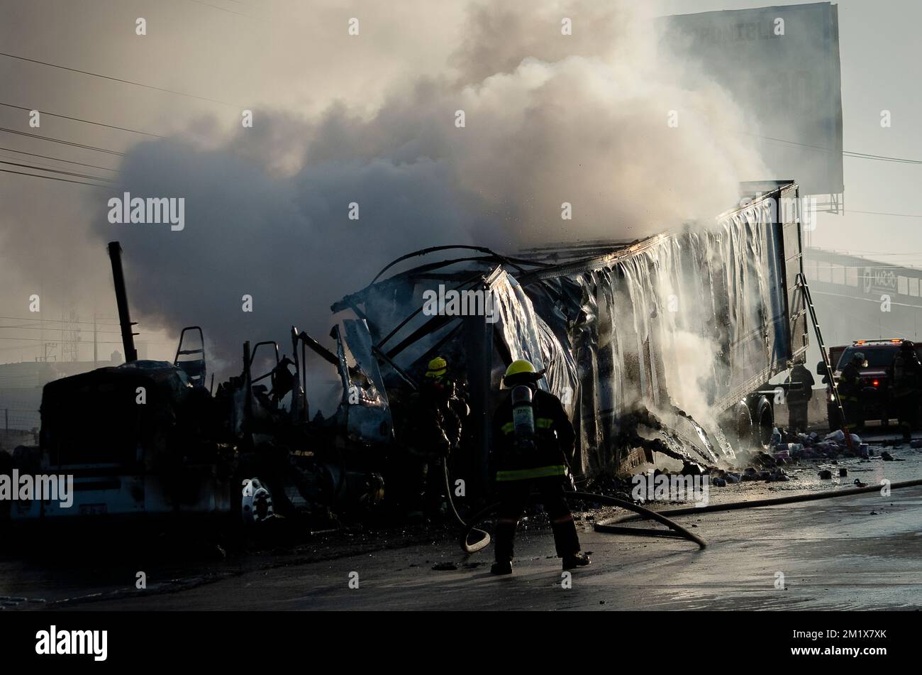 13 décembre 2022 : 13 22 décembre Querétaro México. Ce matin, mardi, 13 décembre, une remorque transportant des paquets de papier toilette a pris feu au kilomètre 203, quartier de Vista Hermosa, en direction de Querétaro. L'accident s'est produit sur l'autoroute 57 Mexico-Querétaro, au sommet de Coné-n, dans la ville de Querétaro. FOTO: OMAR l'PEZ (image de crédit: © Omar Lopez/ZUMA Press Wire) Banque D'Images